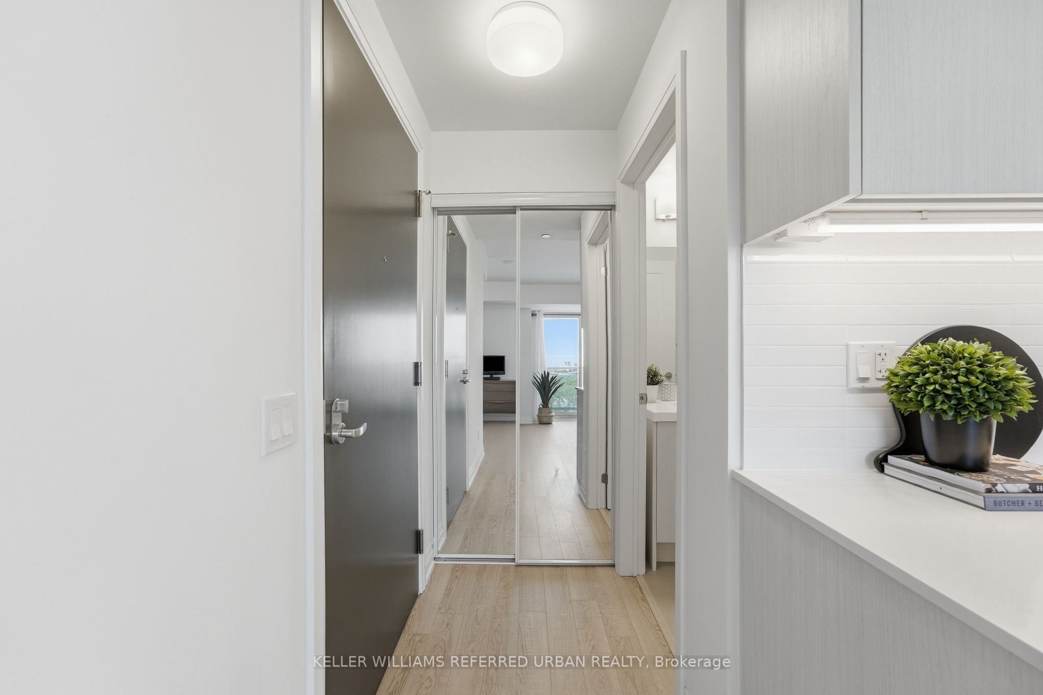 286 Main Street 1702, Toronto, ON M4C 4X4 photo 3