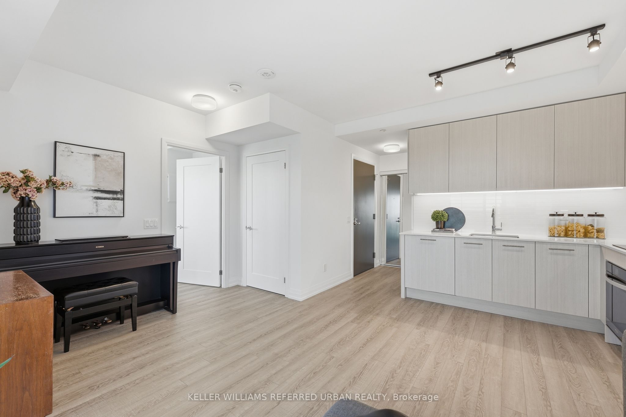 286 Main Street 1702, Toronto, ON M4C 4X4 photo 4