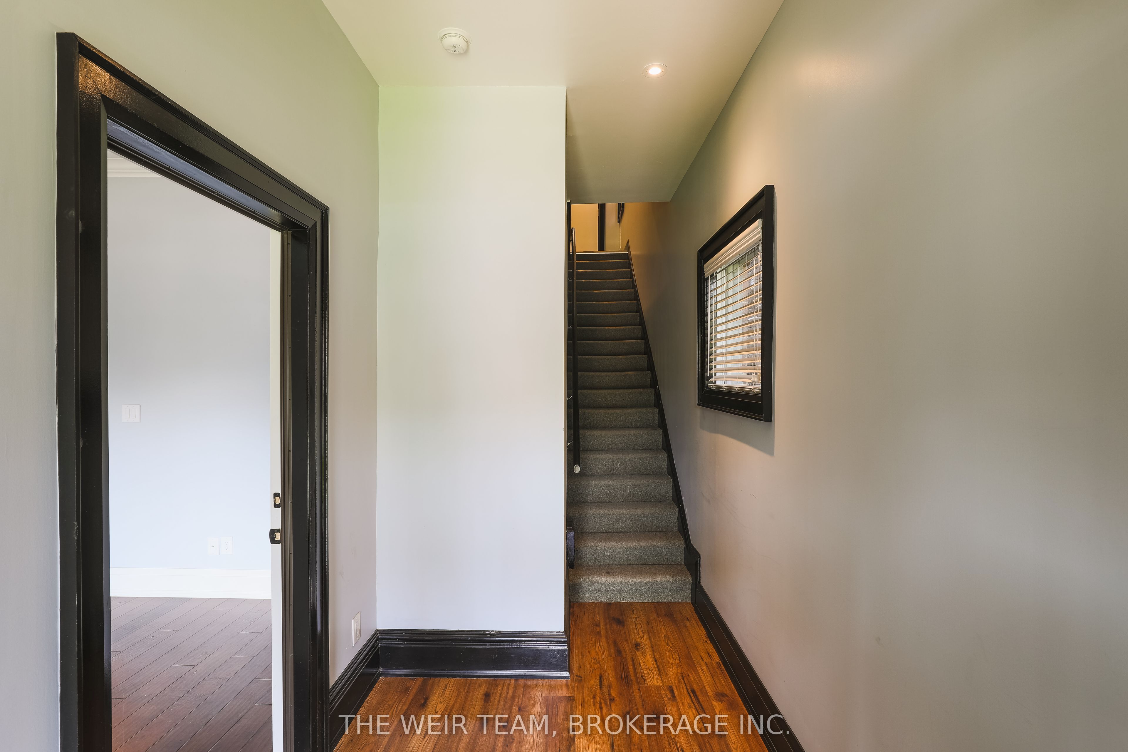 672 Broadview Avenue Main, Toronto, ON M4K 2P1 photo 3