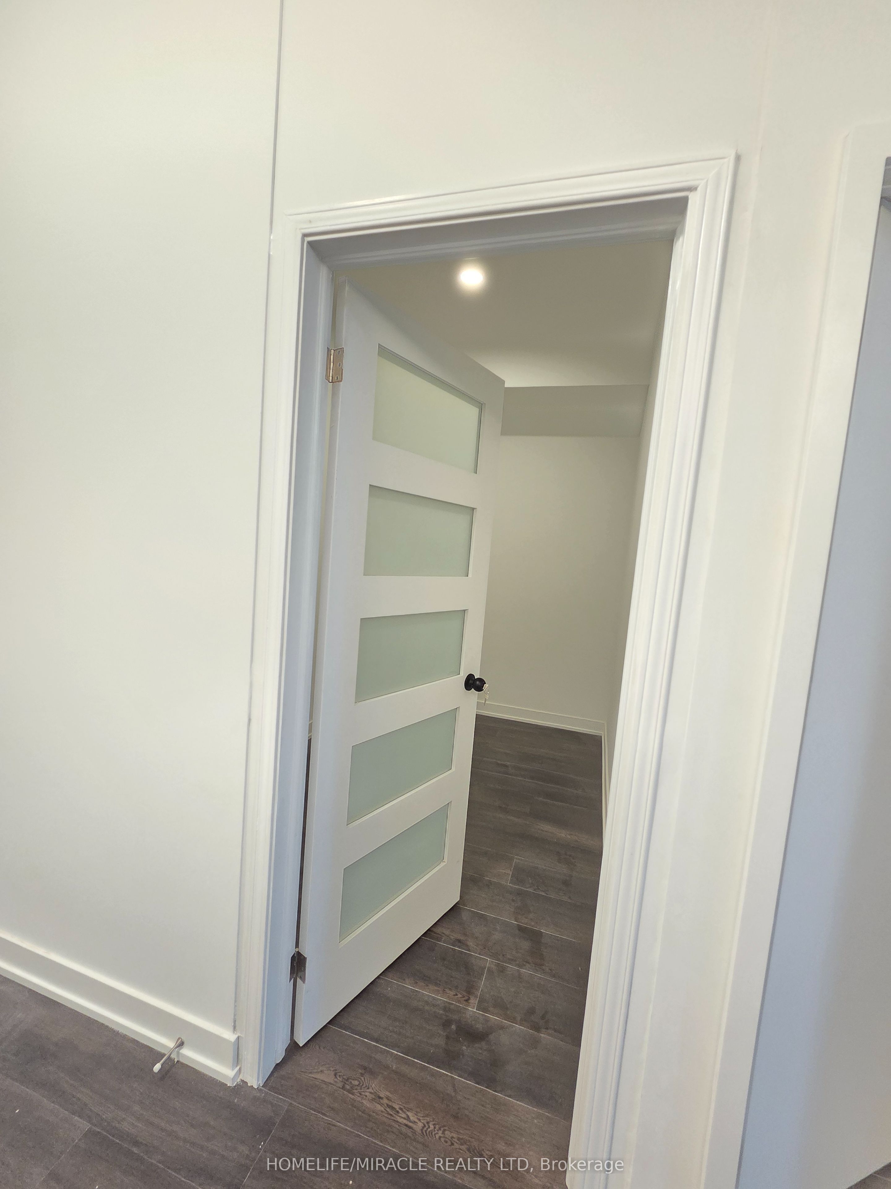 743 Warden Avenue 212, Toronto, ON M1L 4A8 photo 3