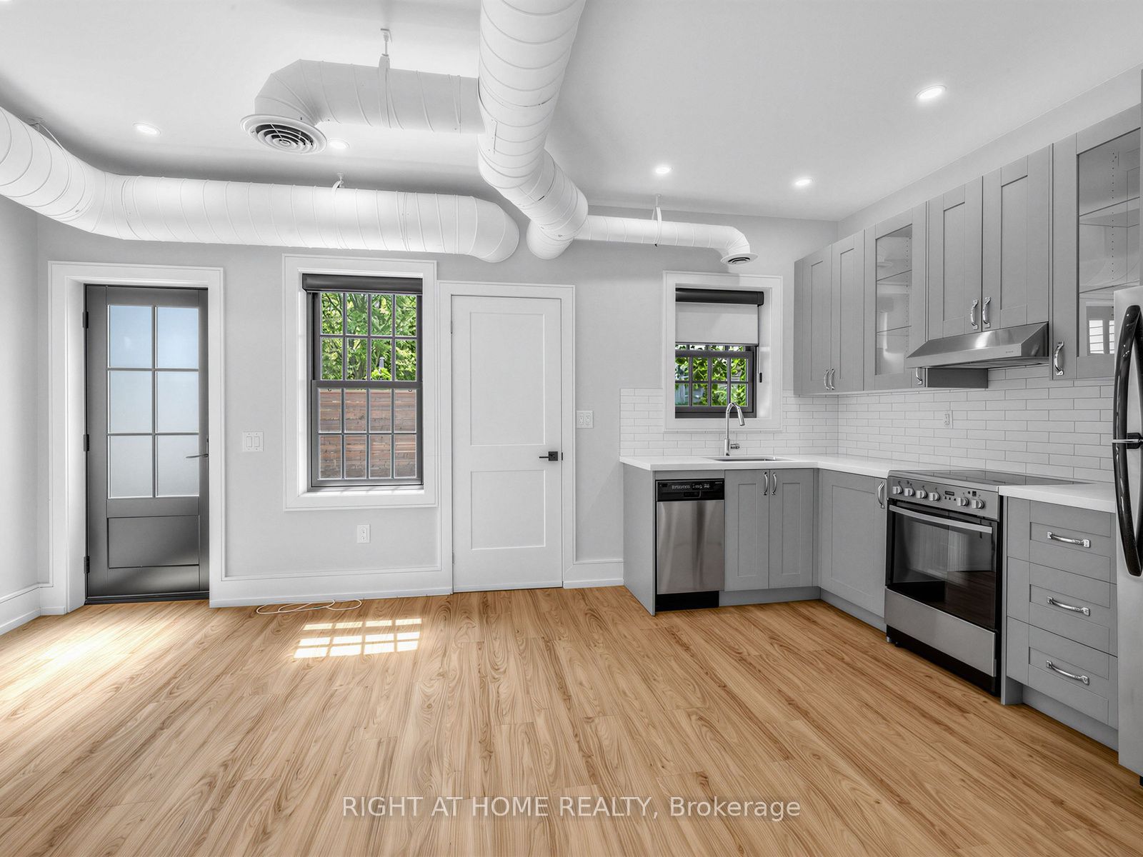 1095 Queen Street E 2, Toronto, ON M4M 1K7 photo 5