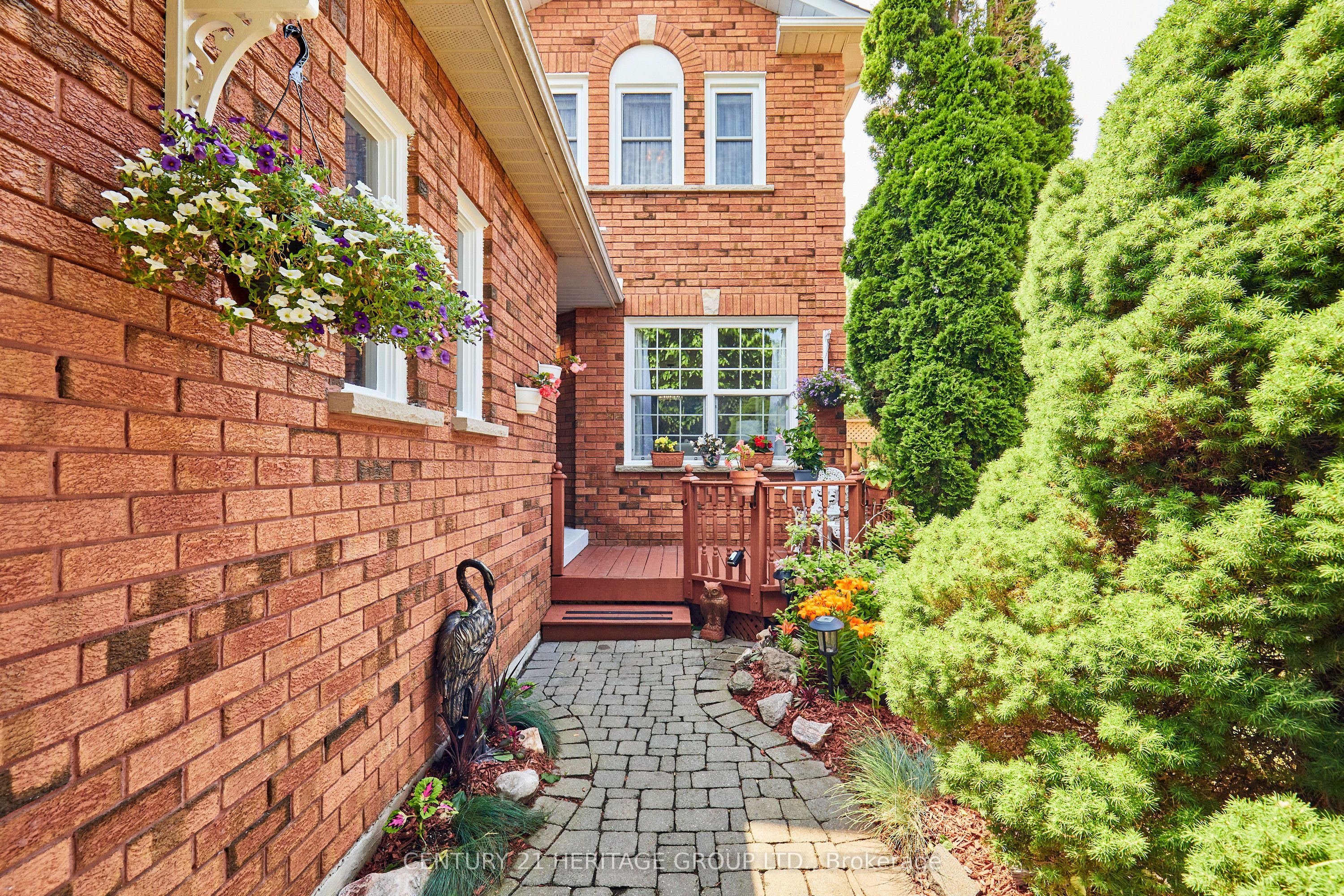20 Old Colony Drive, Whitby, ON L1R 2A3 photo 2