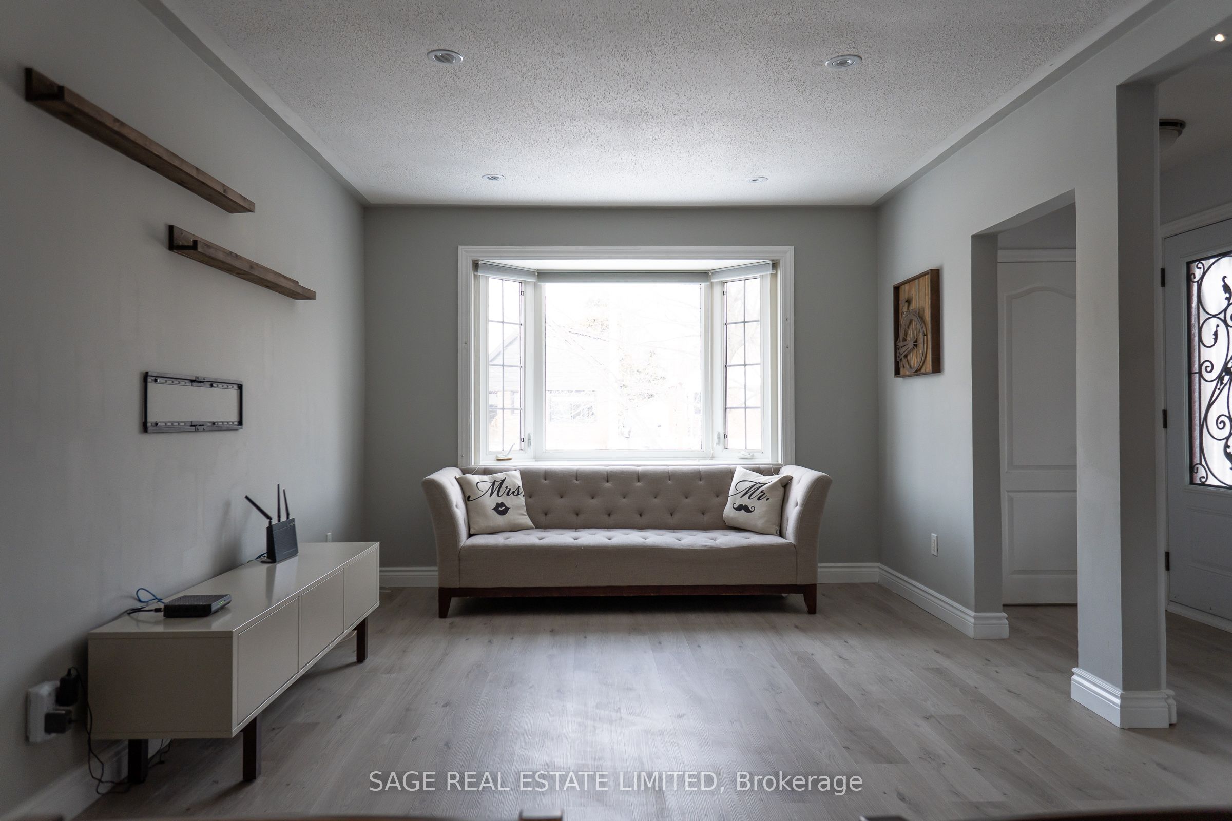 37 Tiago Avenue Main Floor, Toronto, ON M4B 1Z9 photo 2