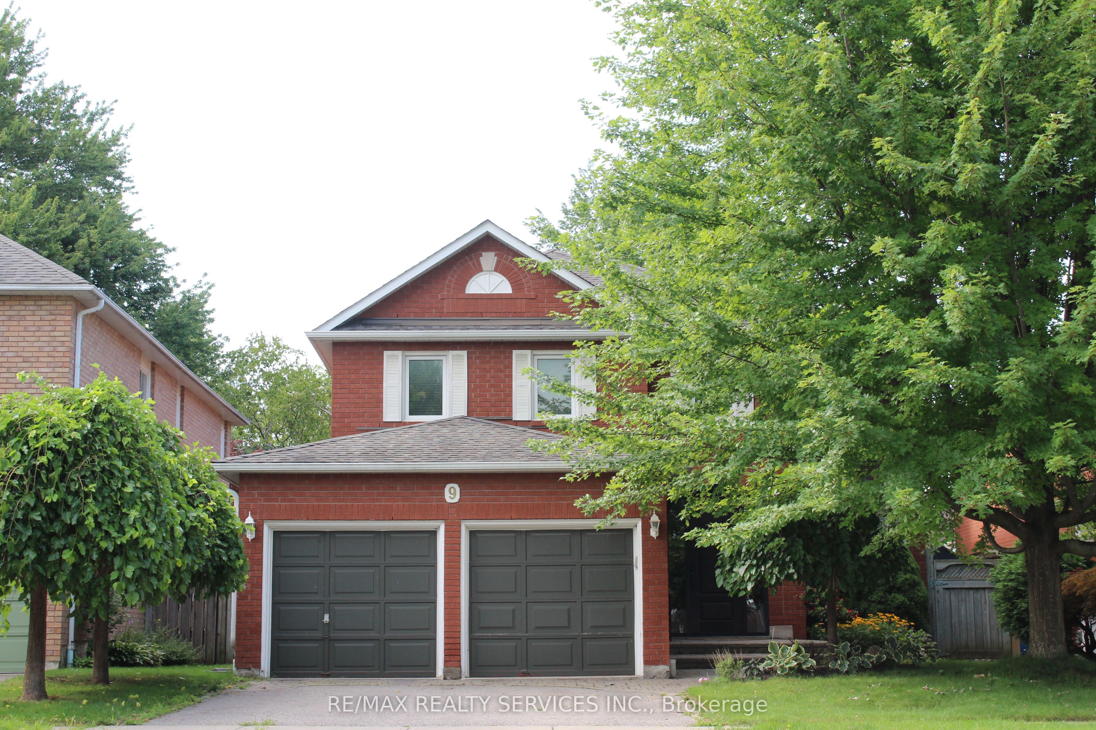 9 Pogson Drive, Whitby, ON L1R 2J1