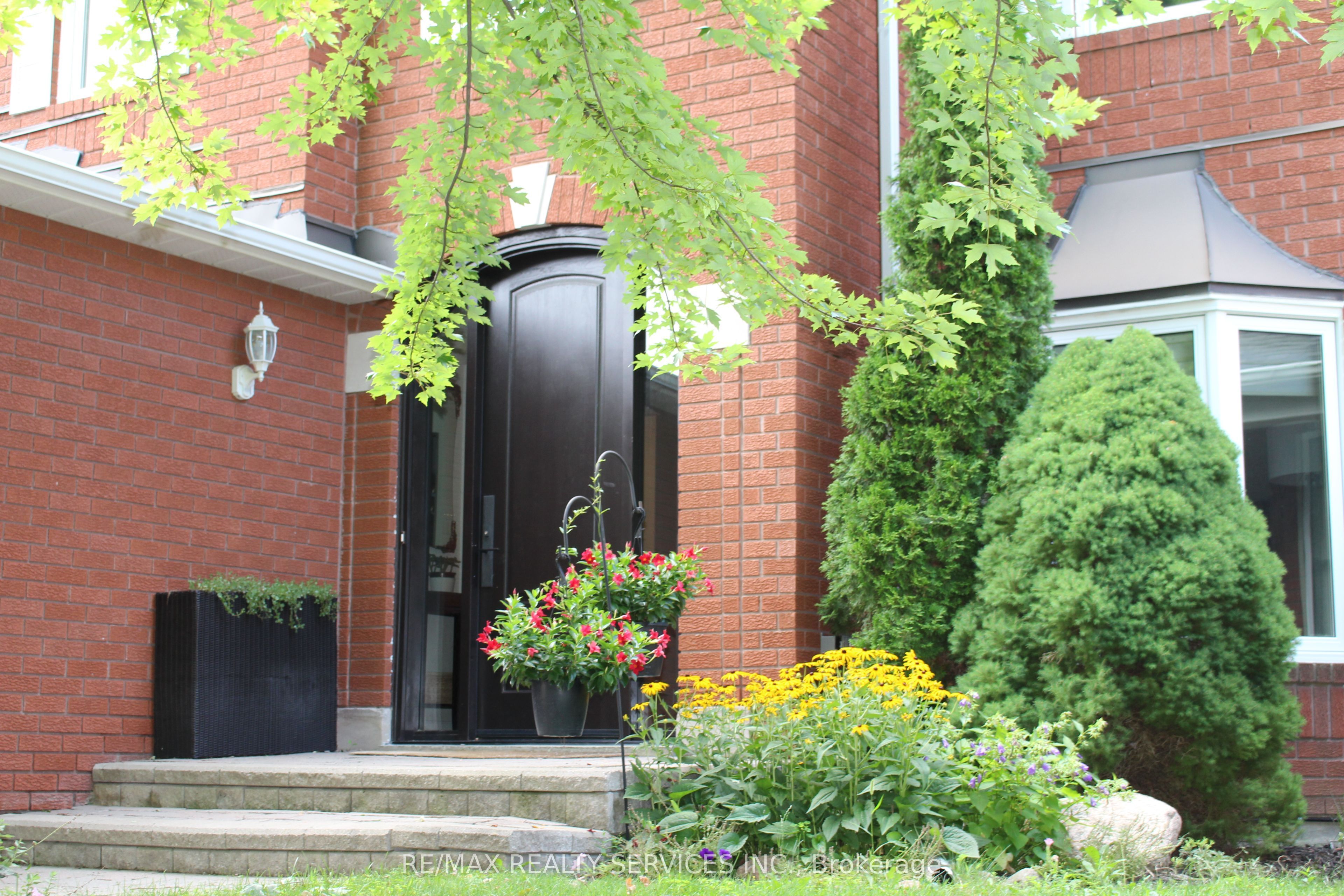 9 Pogson Drive, Whitby, ON L1R 2J1 photo 2