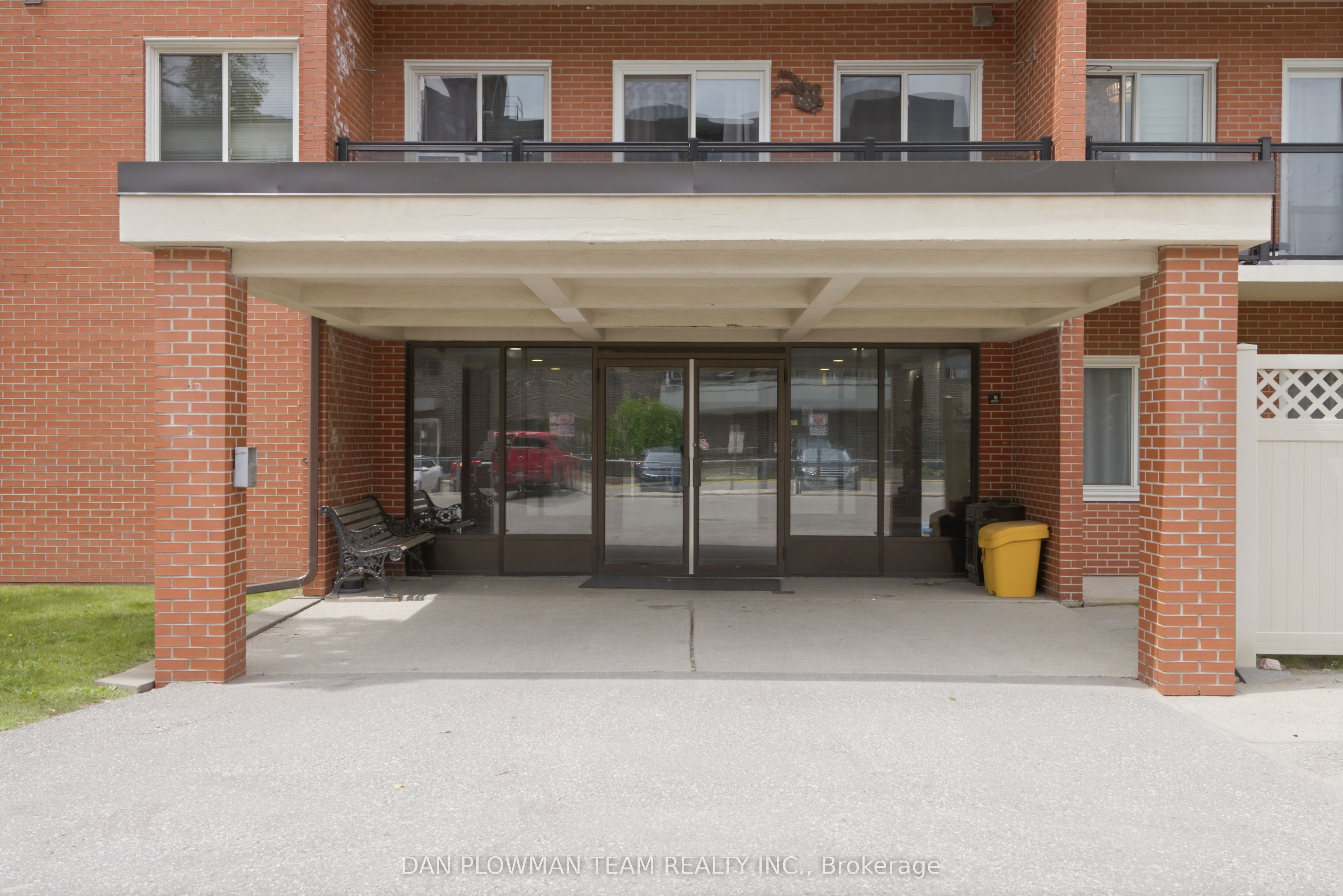 131 Taunton Road E 204, Oshawa, ON L1G 3T8 photo 3