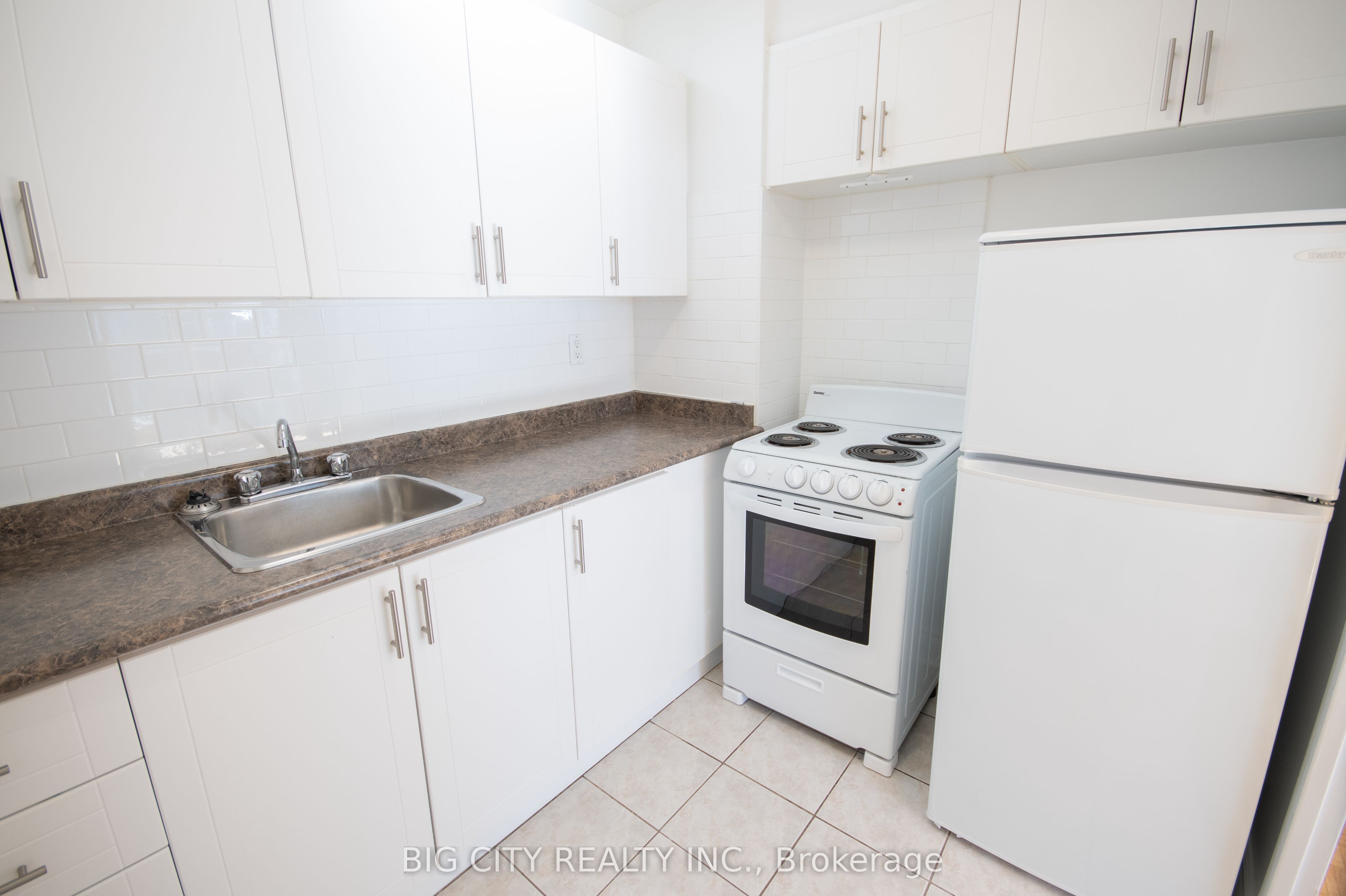 70 Cambridge Avenue 22, Toronto, ON M4K 2L5 photo 3