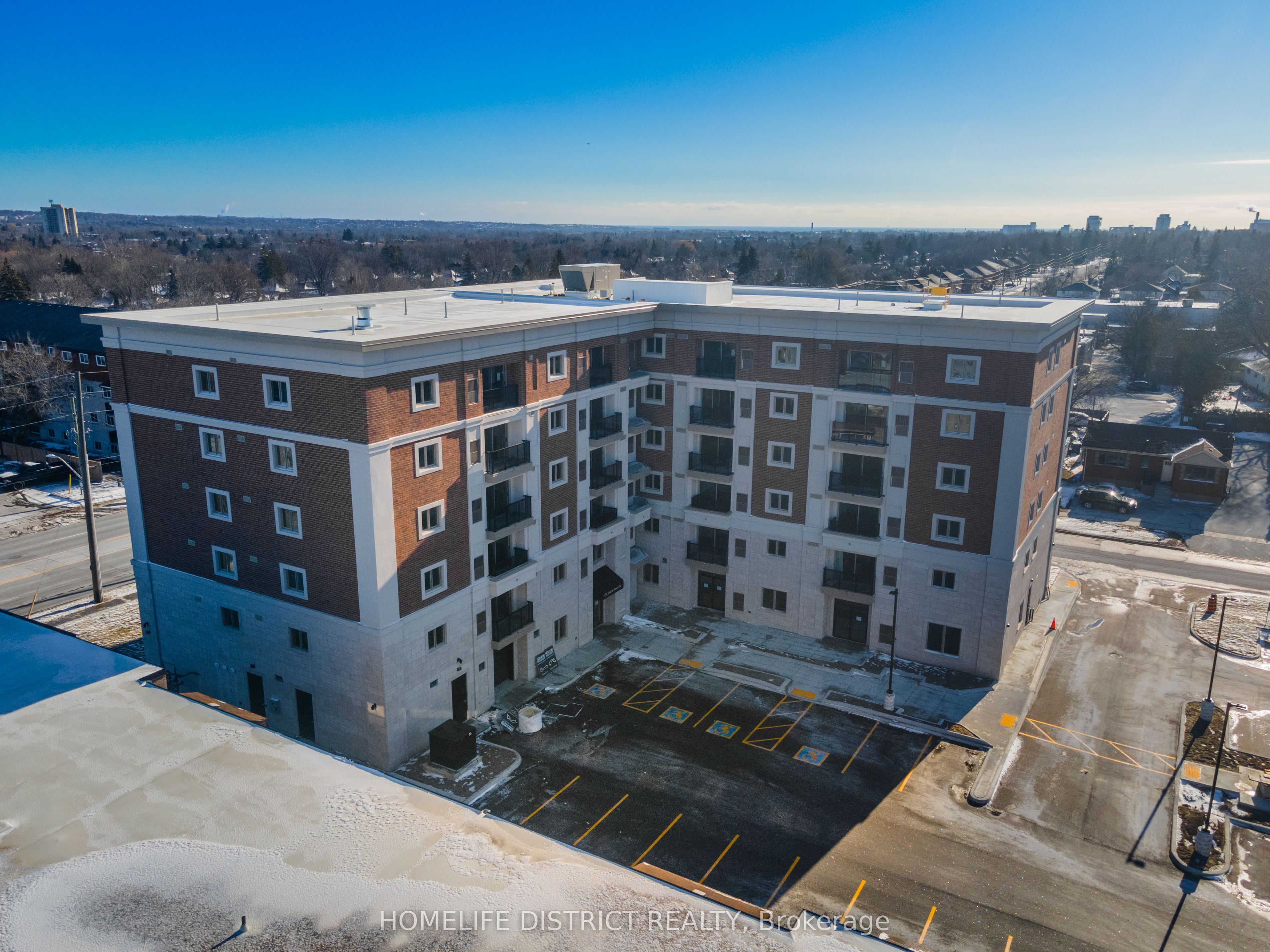 976 Simcoe Street N 202, Oshawa, ON L1G 4W4