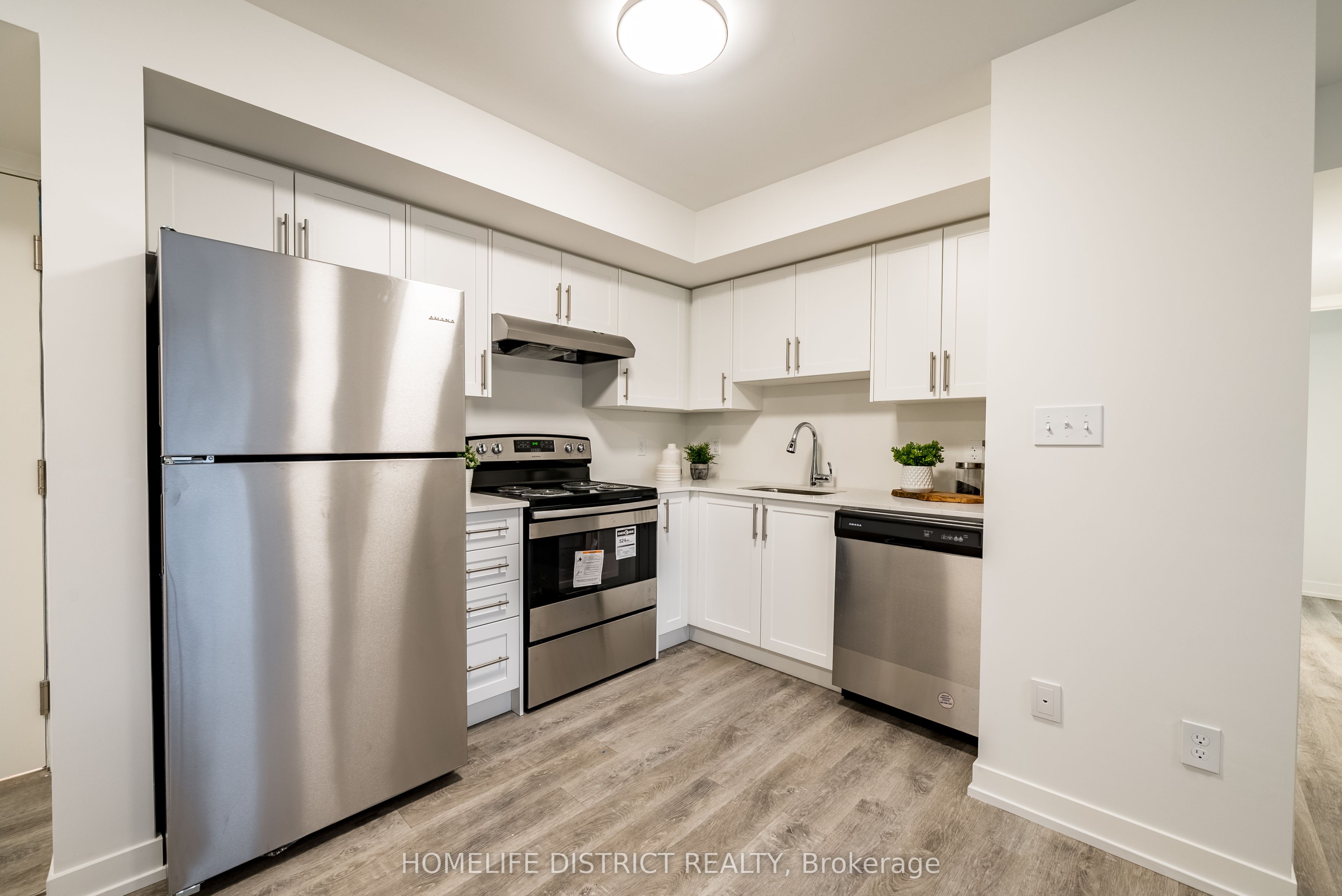 976 Simcoe Street N 202, Oshawa, ON L1G 4W4 photo 2