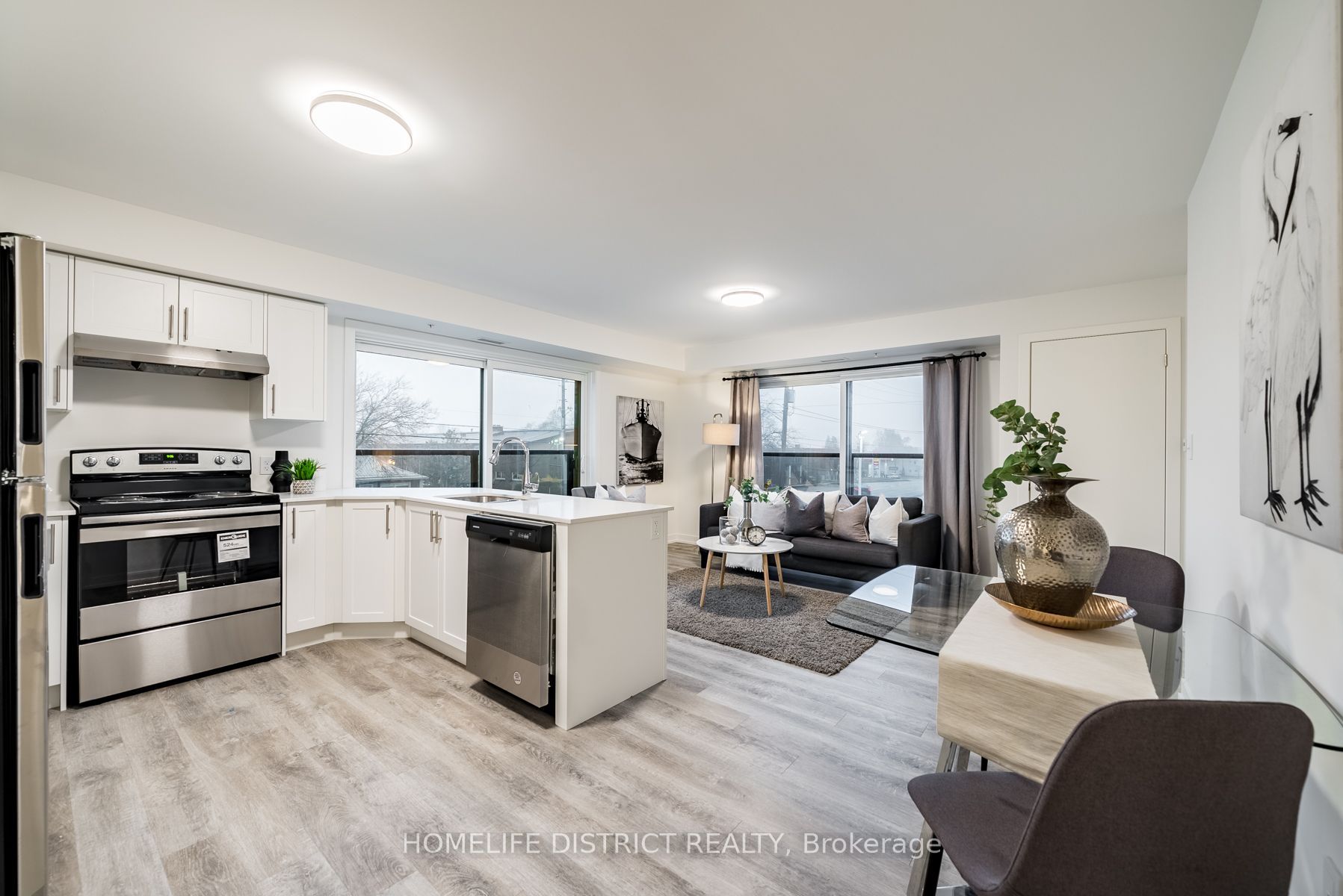 976 Simcoe Street N 202, Oshawa, ON L1G 4W4 photo 4