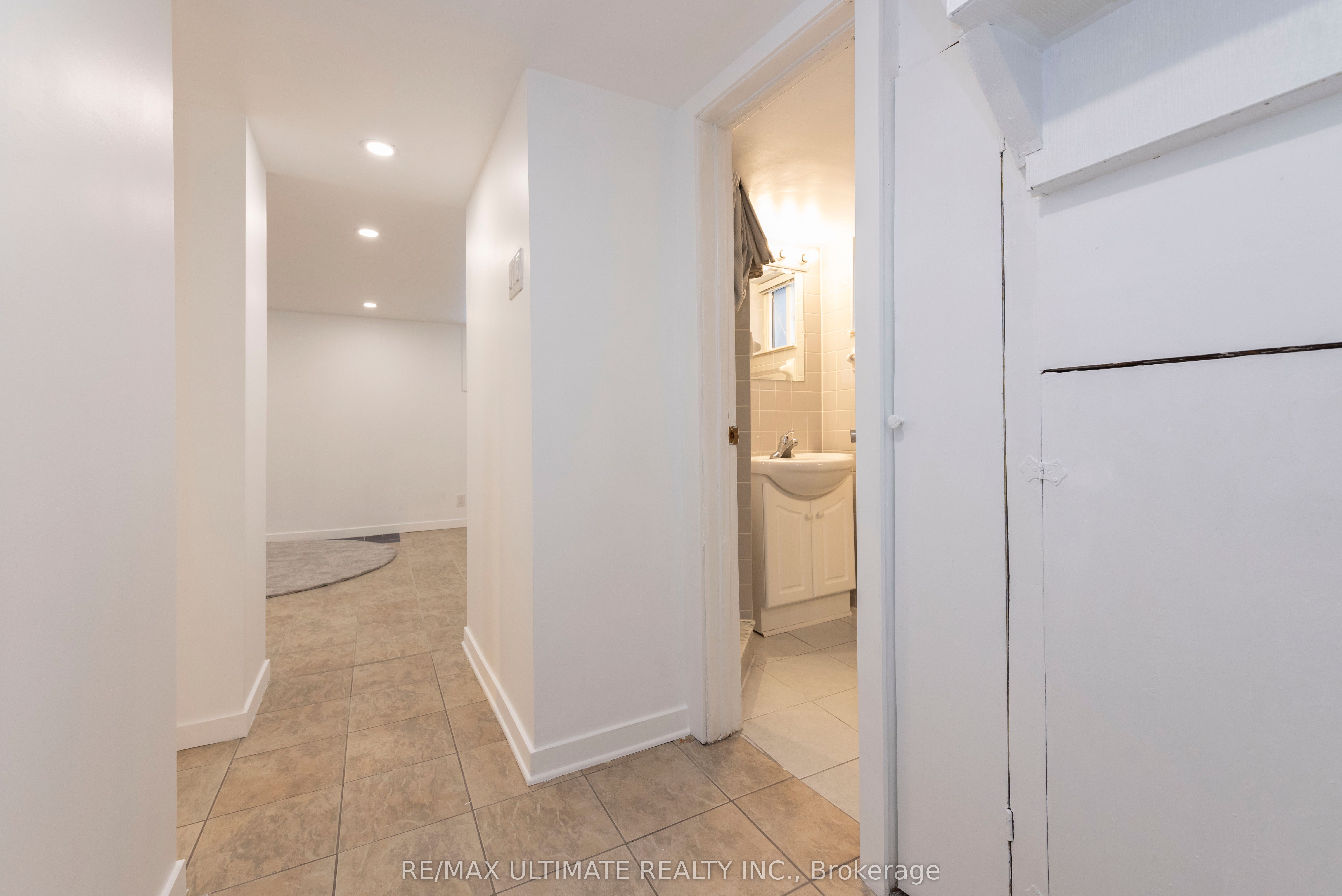 7 Joanith Lower Drive, Toronto, ON M4B 1S6 photo 5