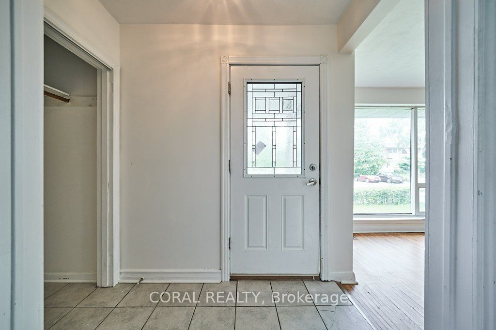 213 Cabot Street, Oshawa, ON L1J 5S2 photo 2
