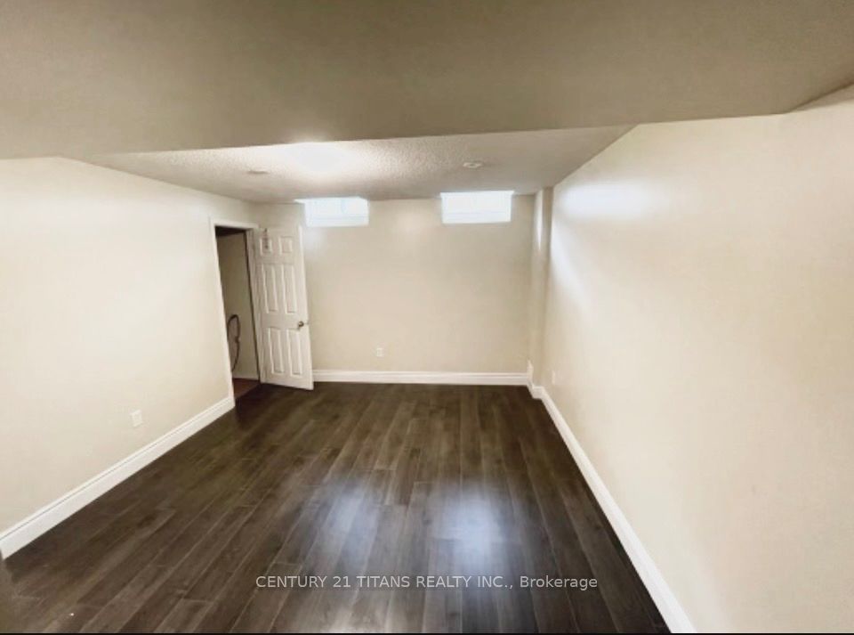 11 Etienne Street Lower, Toronto, ON M1L 0A2 photo 2