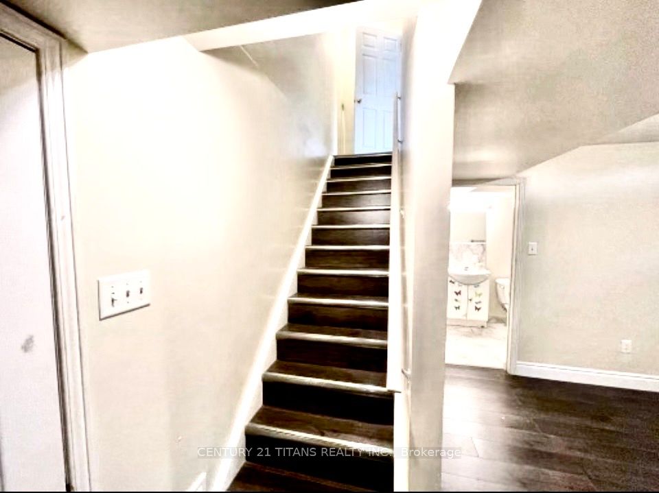 11 Etienne Street Lower, Toronto, ON M1L 0A2 photo 3