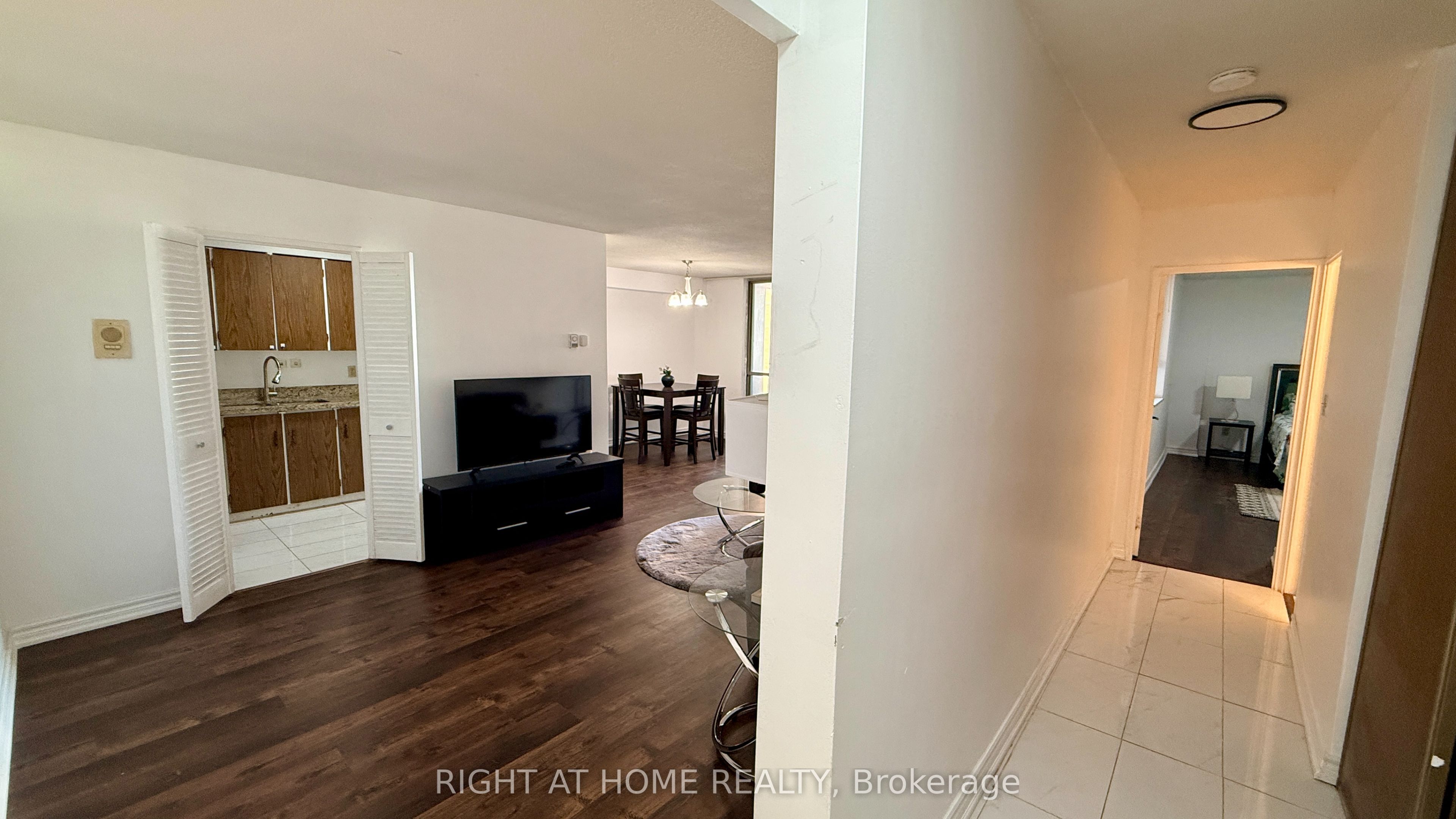 1 Massey Square 2819, Toronto, ON M4C 5L4 photo 3