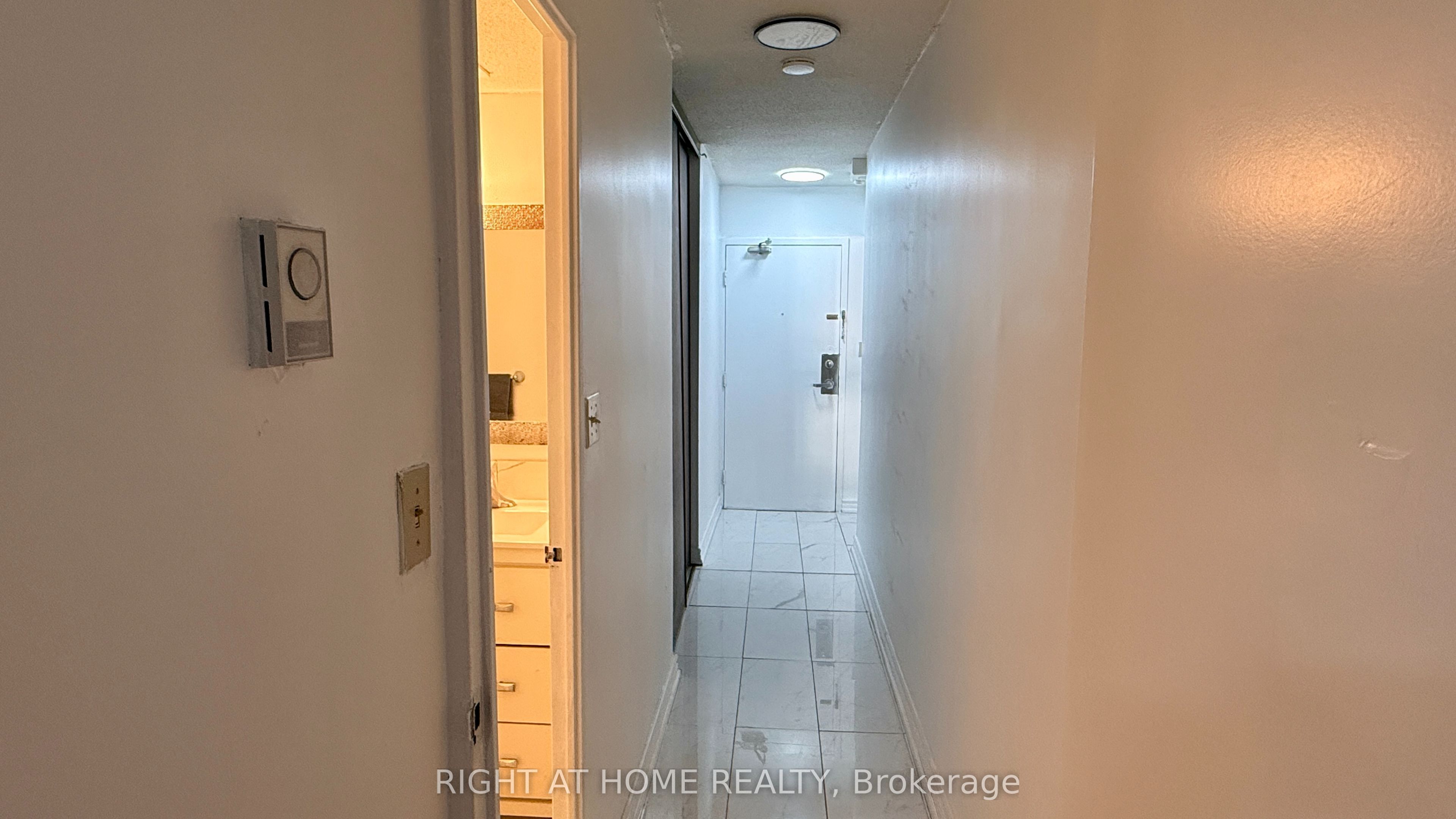 1 Massey Square 2819, Toronto, ON M4C 5L4 photo 4