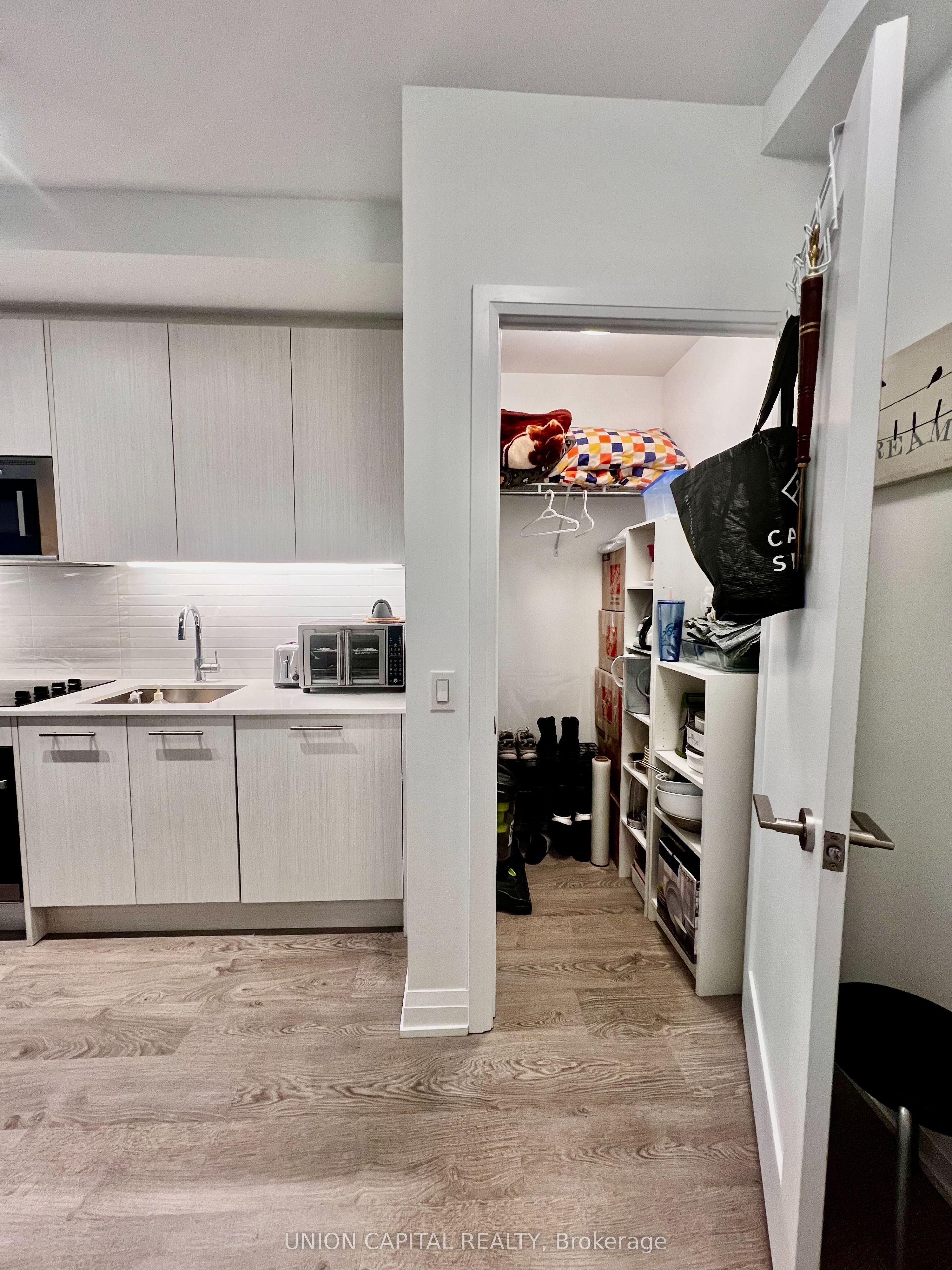 286 Main Street 1111, Toronto, ON M4C 0B3 photo 3