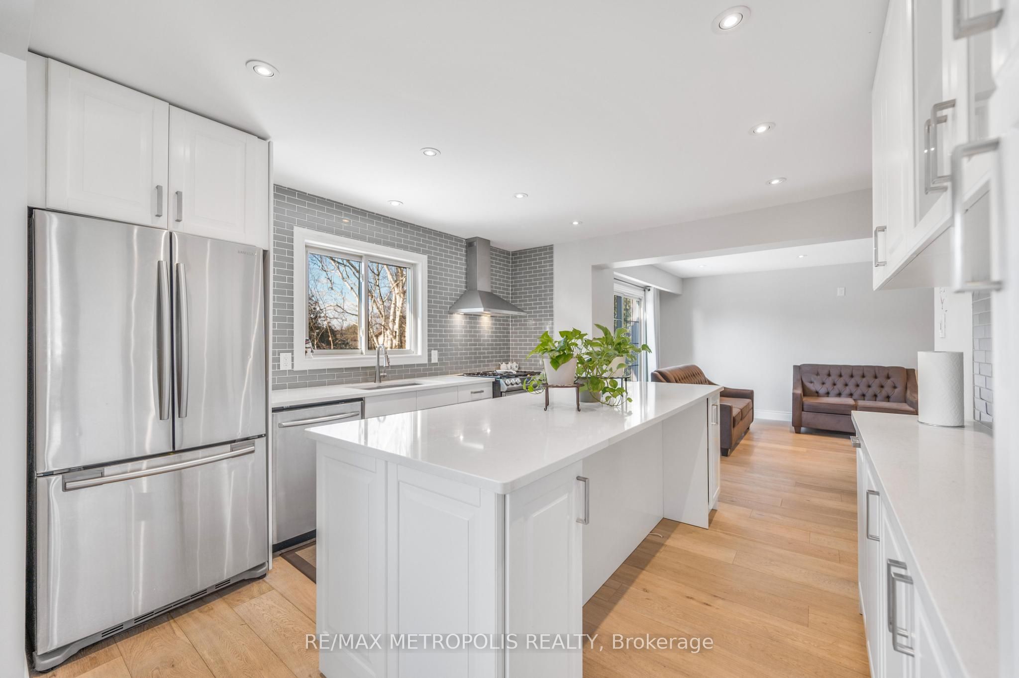 57 Calder Crescent Main, Whitby, ON L1N 6M2