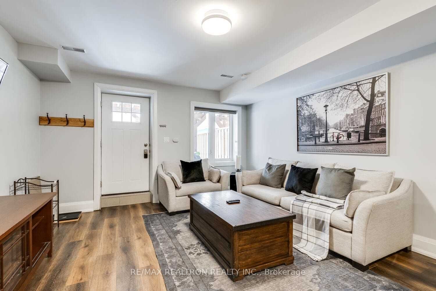 1319 Gerrard Street E Lower, Toronto, ON M4L 1Y8 photo 2