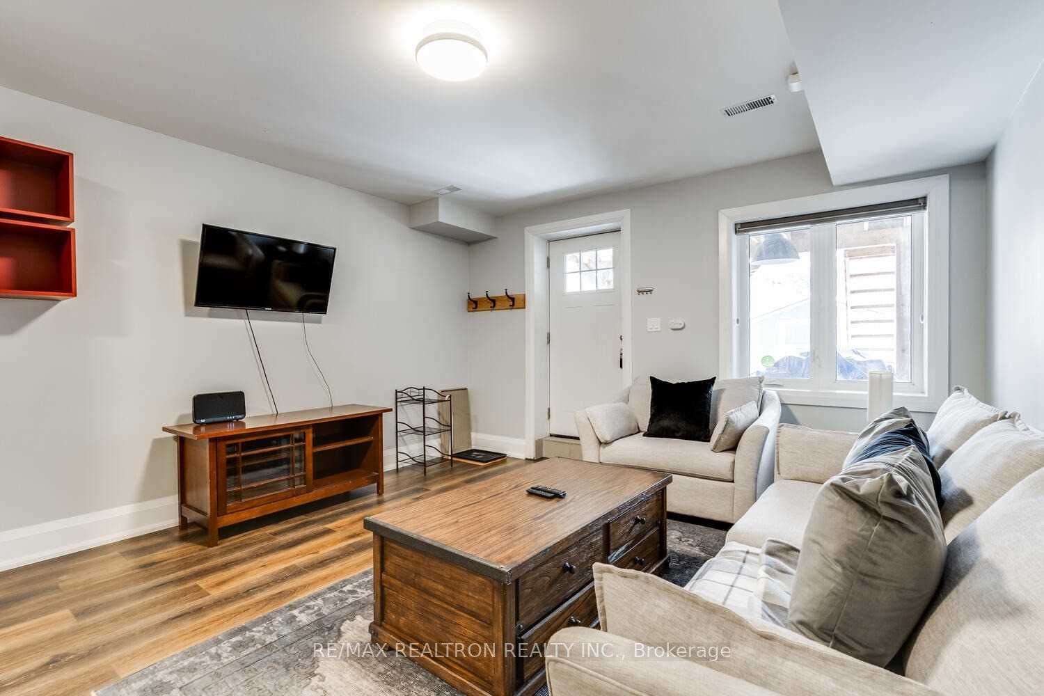 1319 Gerrard Street E Lower, Toronto, ON M4L 1Y8 photo 3