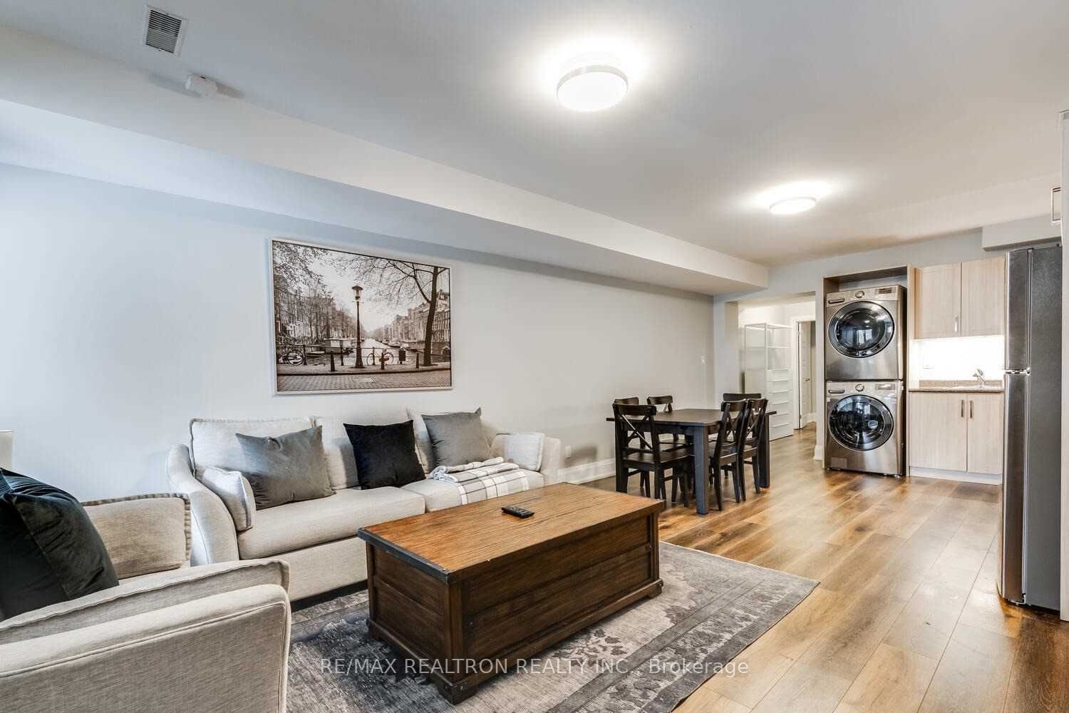 1319 Gerrard Street E Lower, Toronto, ON M4L 1Y8 photo 4