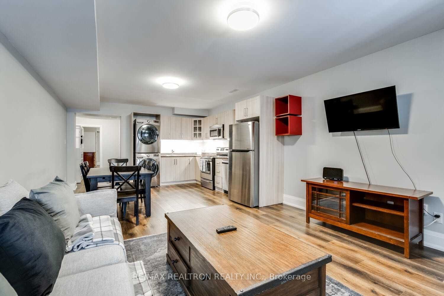 1319 Gerrard Street E Lower, Toronto, ON M4L 1Y8 photo 5