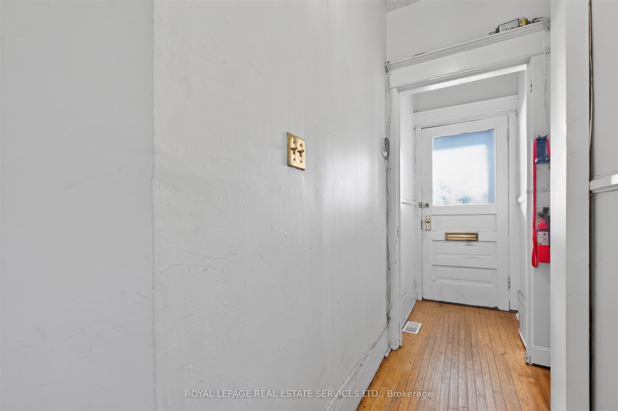 673 Woodbine Avenue 2, Toronto, ON M4E 2J3 photo 5