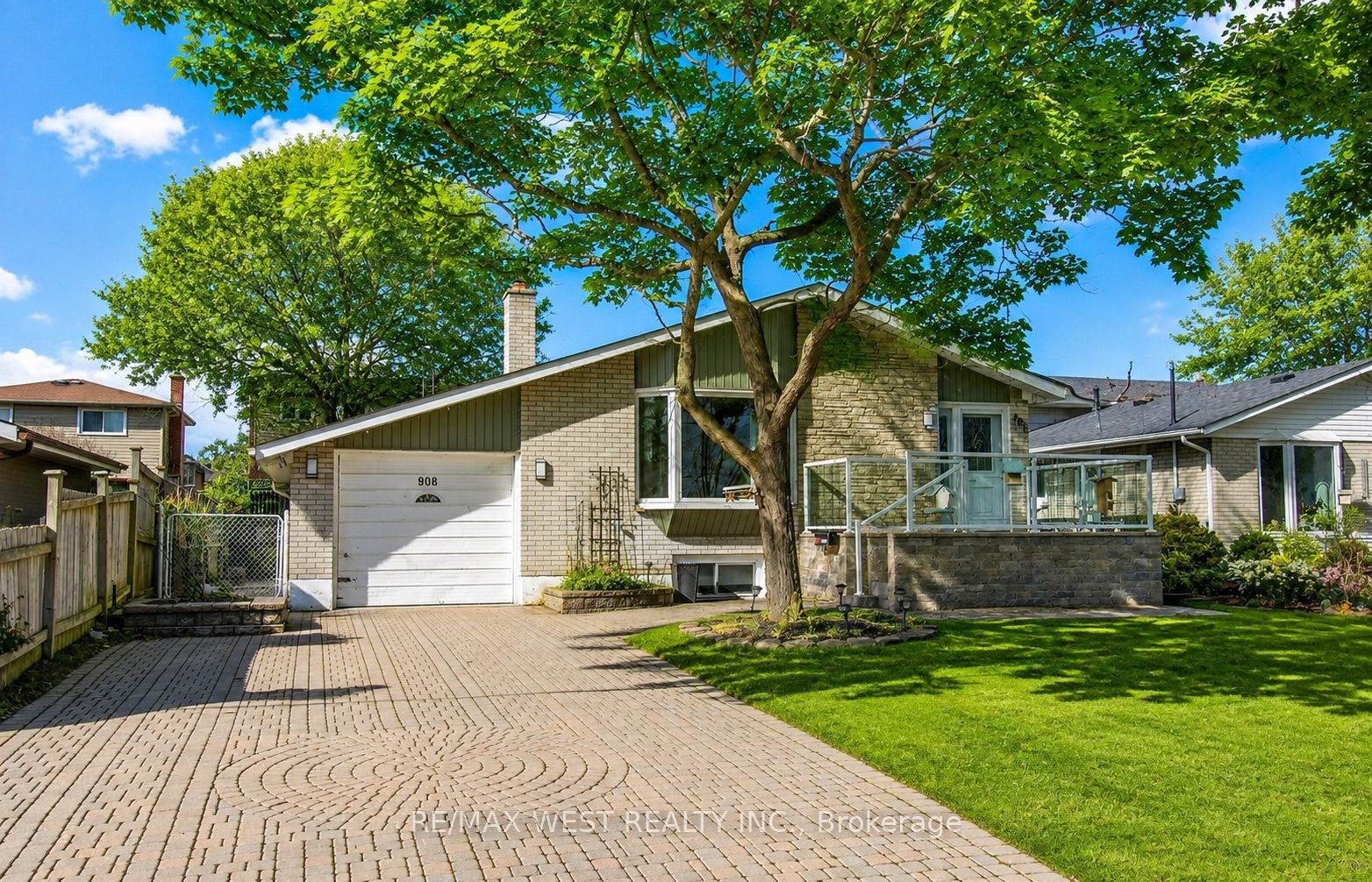 908 Lynx Avenue, Pickering, ON L1W 2K7