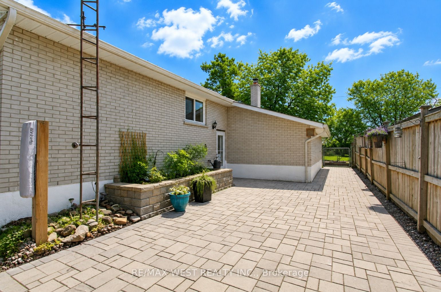 908 Lynx Avenue, Pickering, ON L1W 2K7 photo 2
