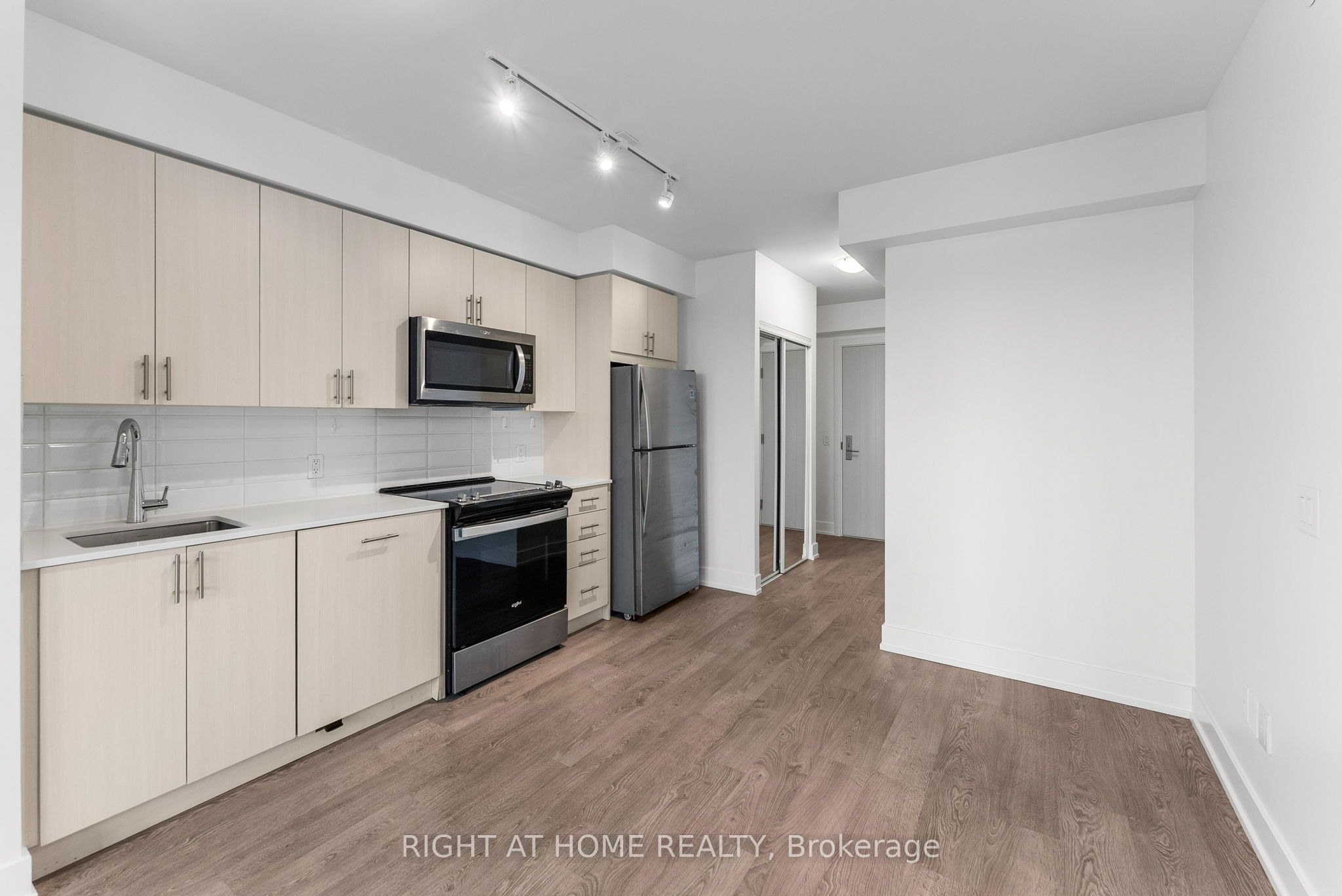 2550 Simcoe Street N 1204, Oshawa, ON L1L 0R5 photo 4