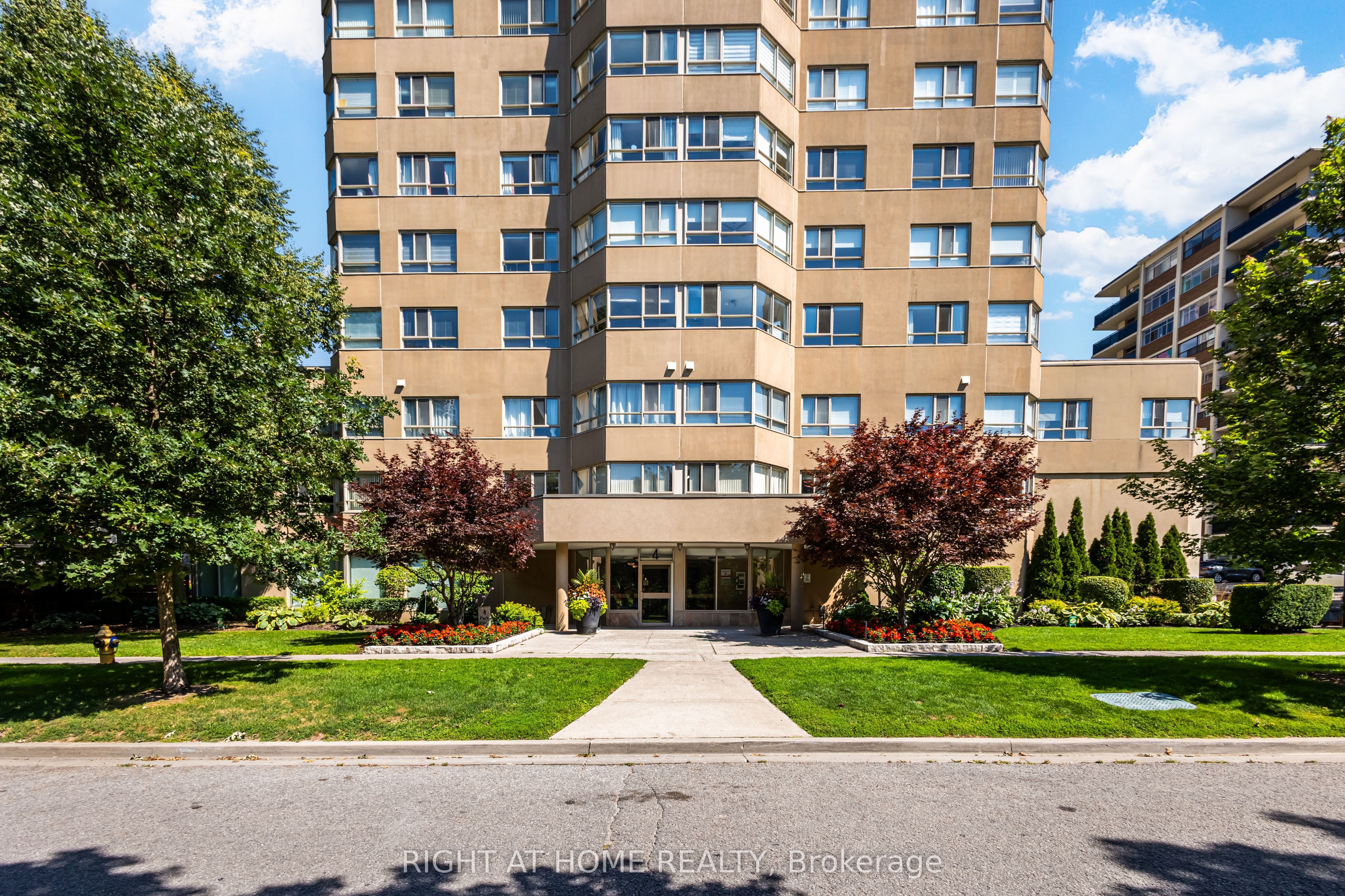 4 Park Vista Drive 912, Toronto, ON M4B 3M8 photo 2