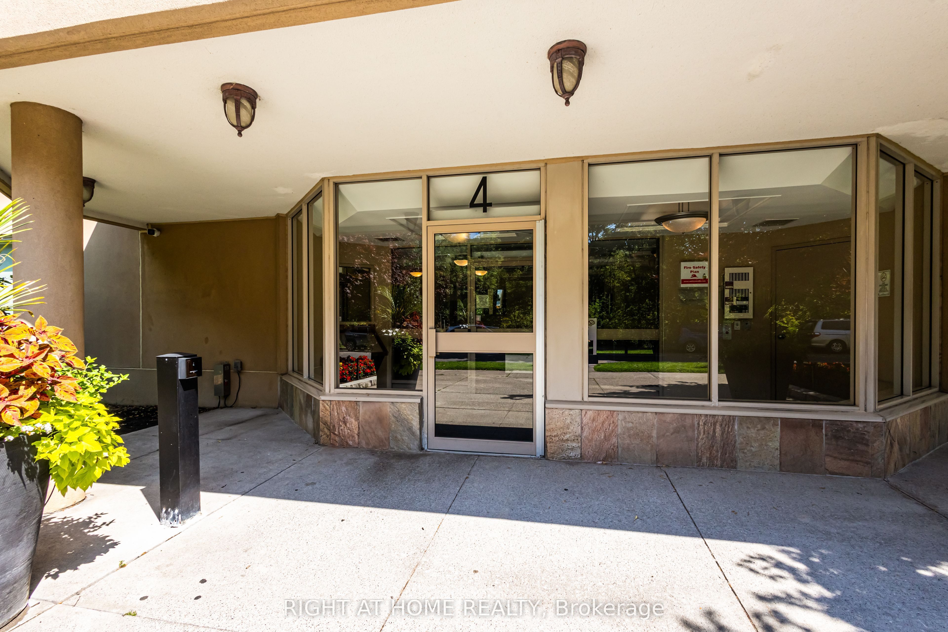 4 Park Vista Drive 912, Toronto, ON M4B 3M8 photo 4
