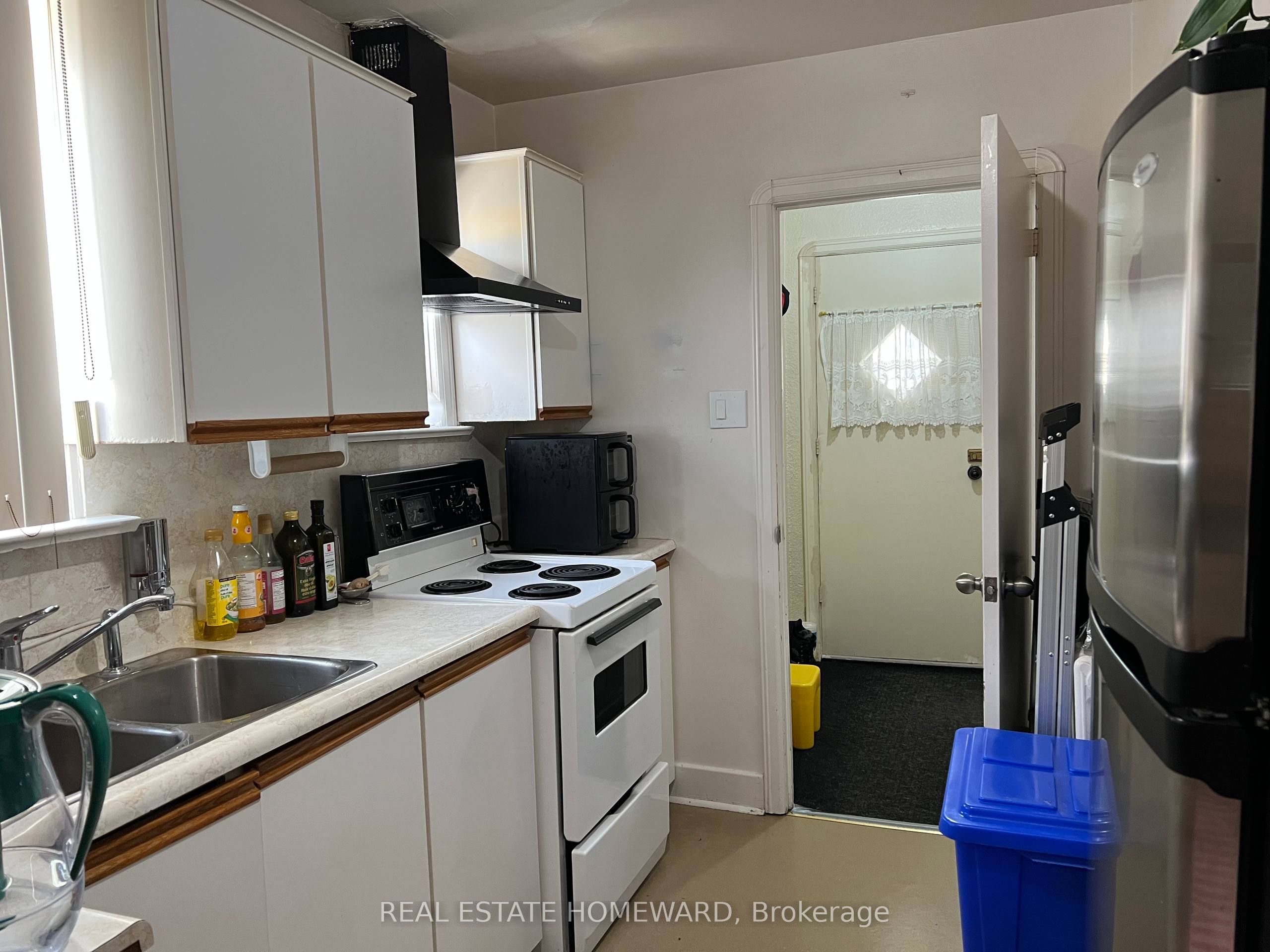 124 Glencrest Boulevard Main, Toronto, ON M4B 1L8 photo 2