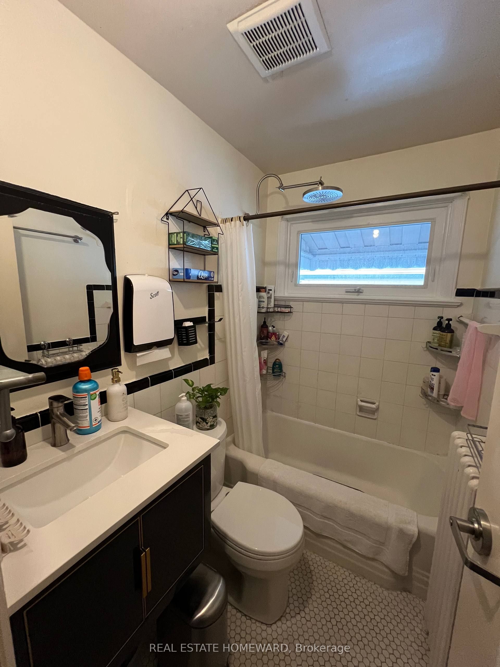 124 Glencrest Boulevard Main, Toronto, ON M4B 1L8 photo 4