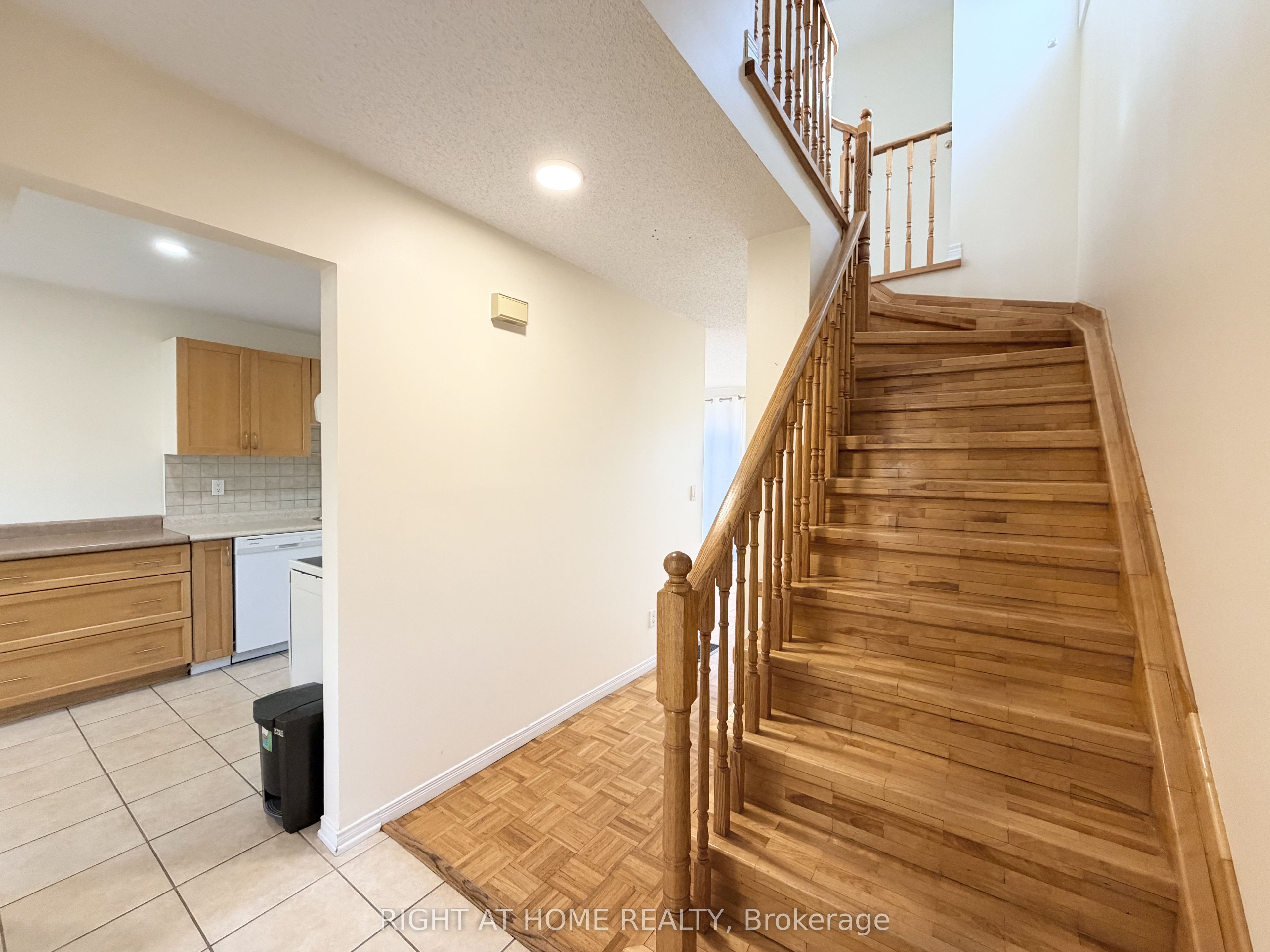 1502 O'Hara Court, Oshawa, ON L1J 8A3 photo 2