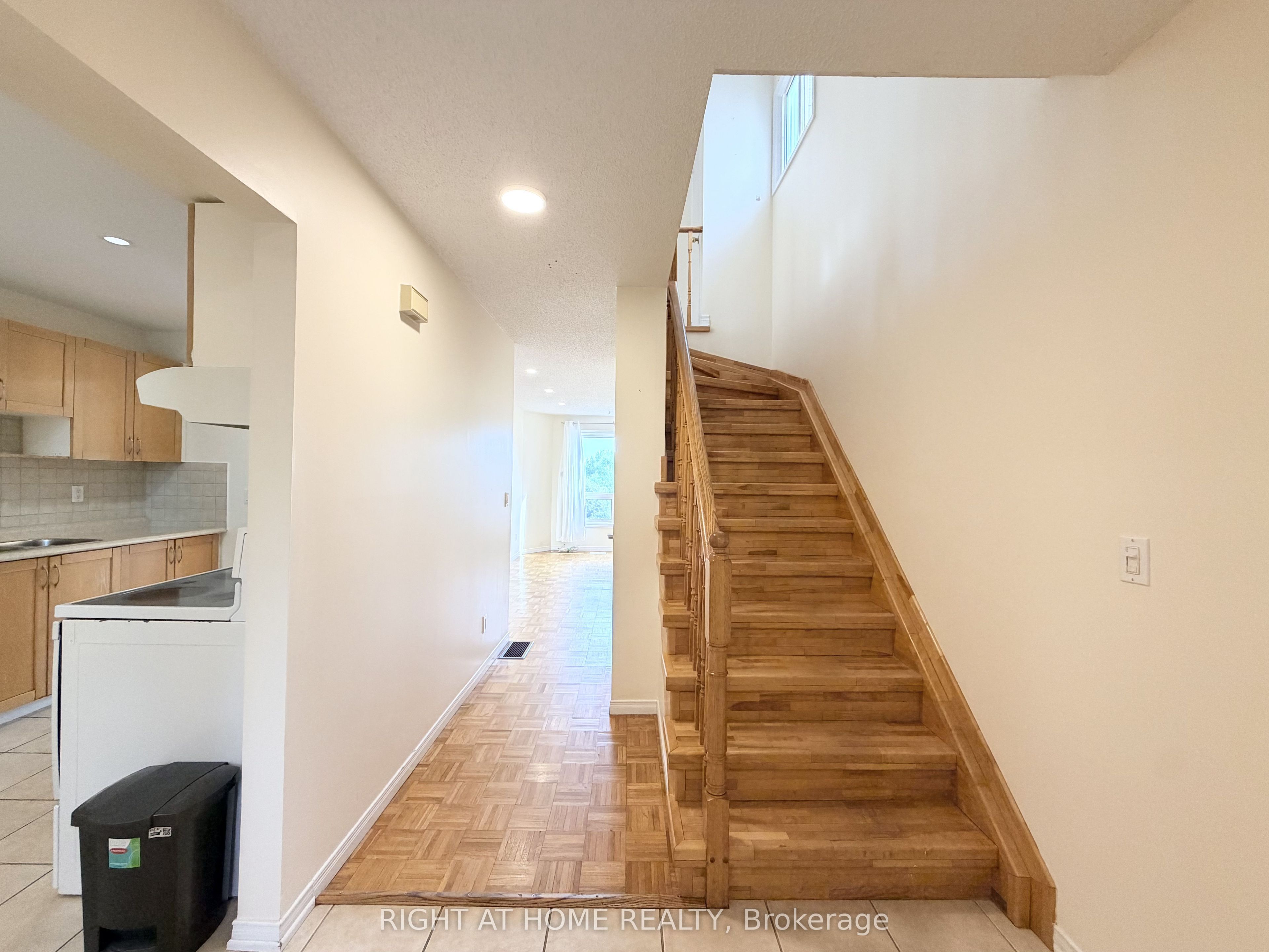 1502 O'Hara Court, Oshawa, ON L1J 8A3 photo 4