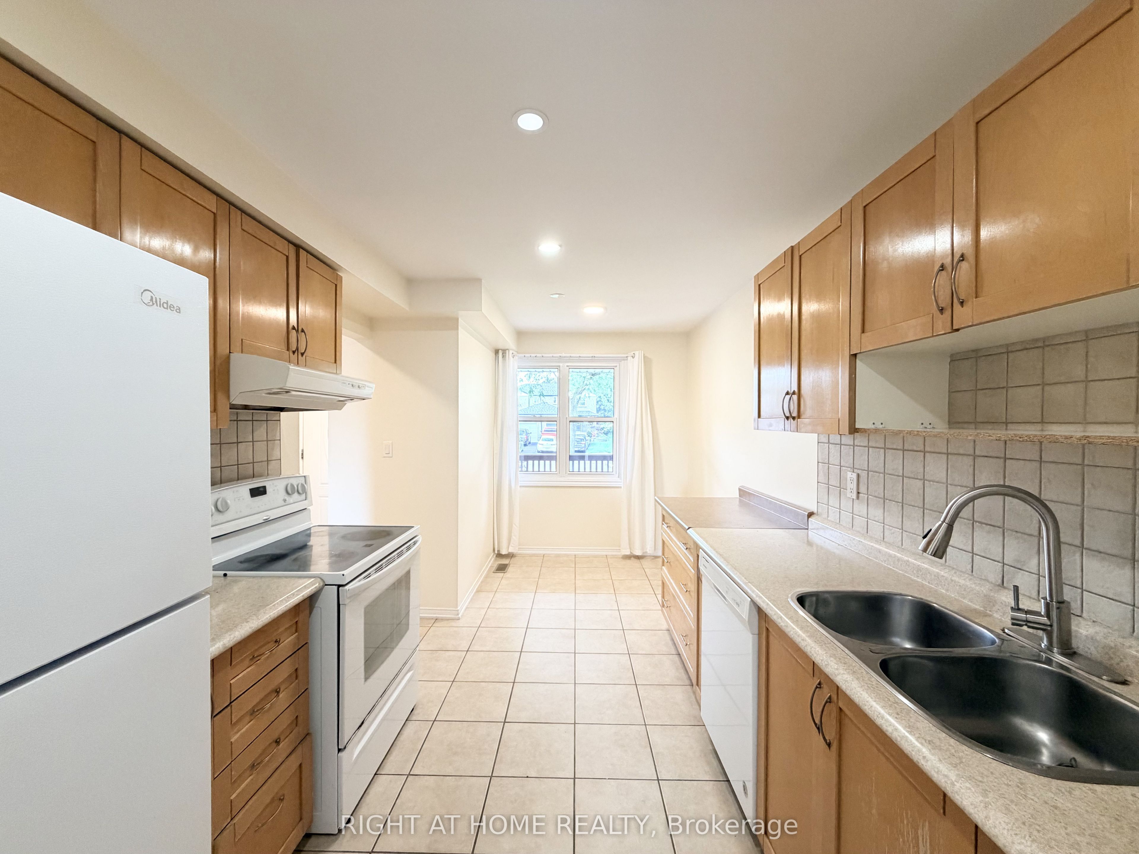 1502 O'Hara Court, Oshawa, ON L1J 8A3 photo 5