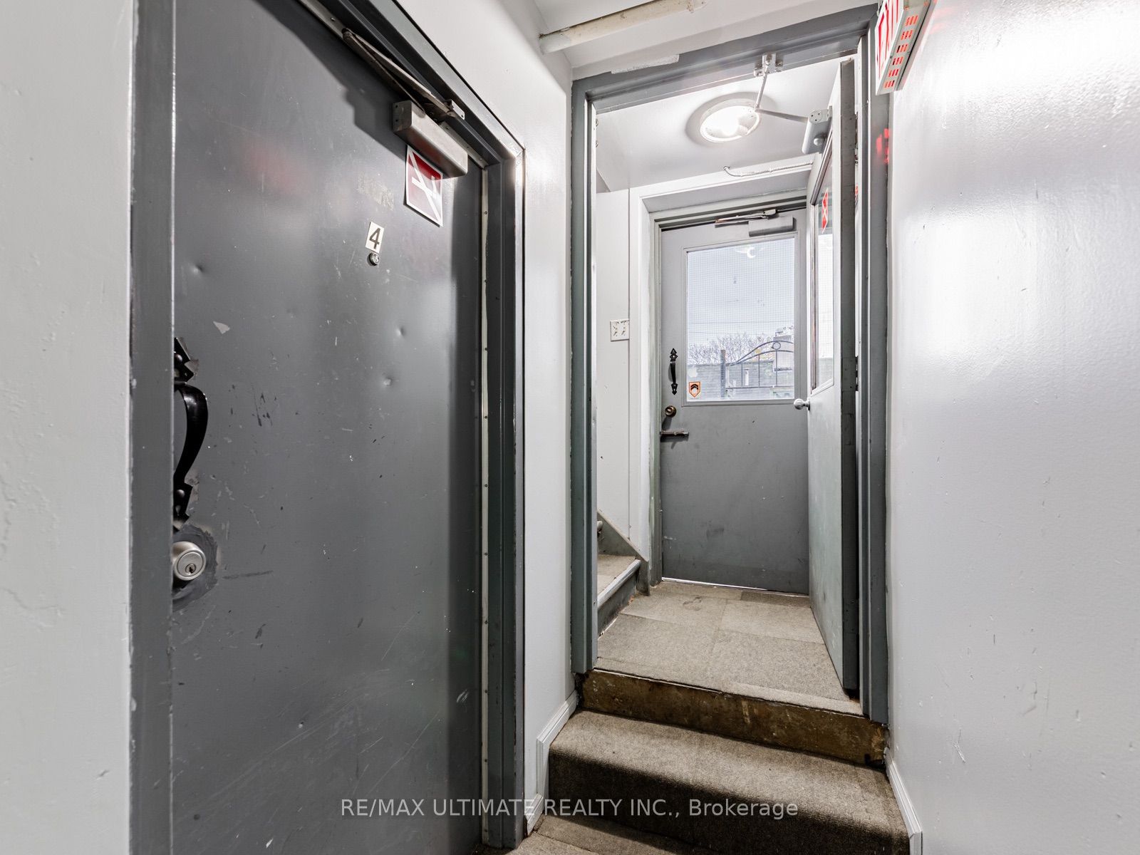 996 Queen Street E 4, Toronto, ON M4M 1K1 photo 5