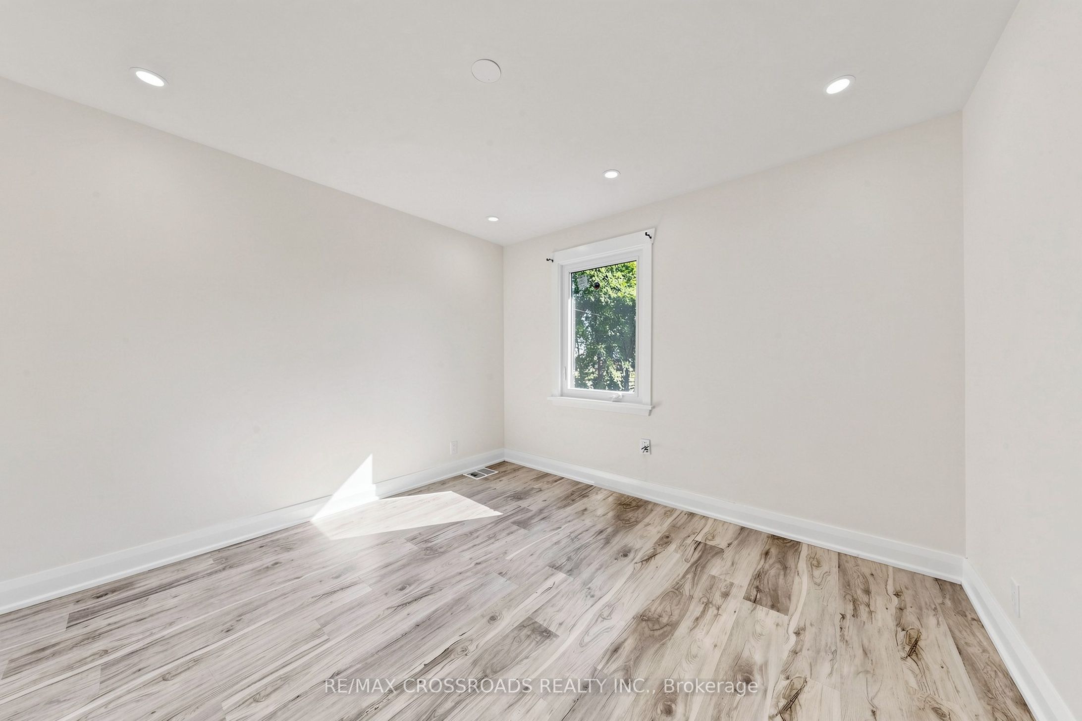 1496 Simcoe Street N, Oshawa, ON L1G 4X7 photo 5