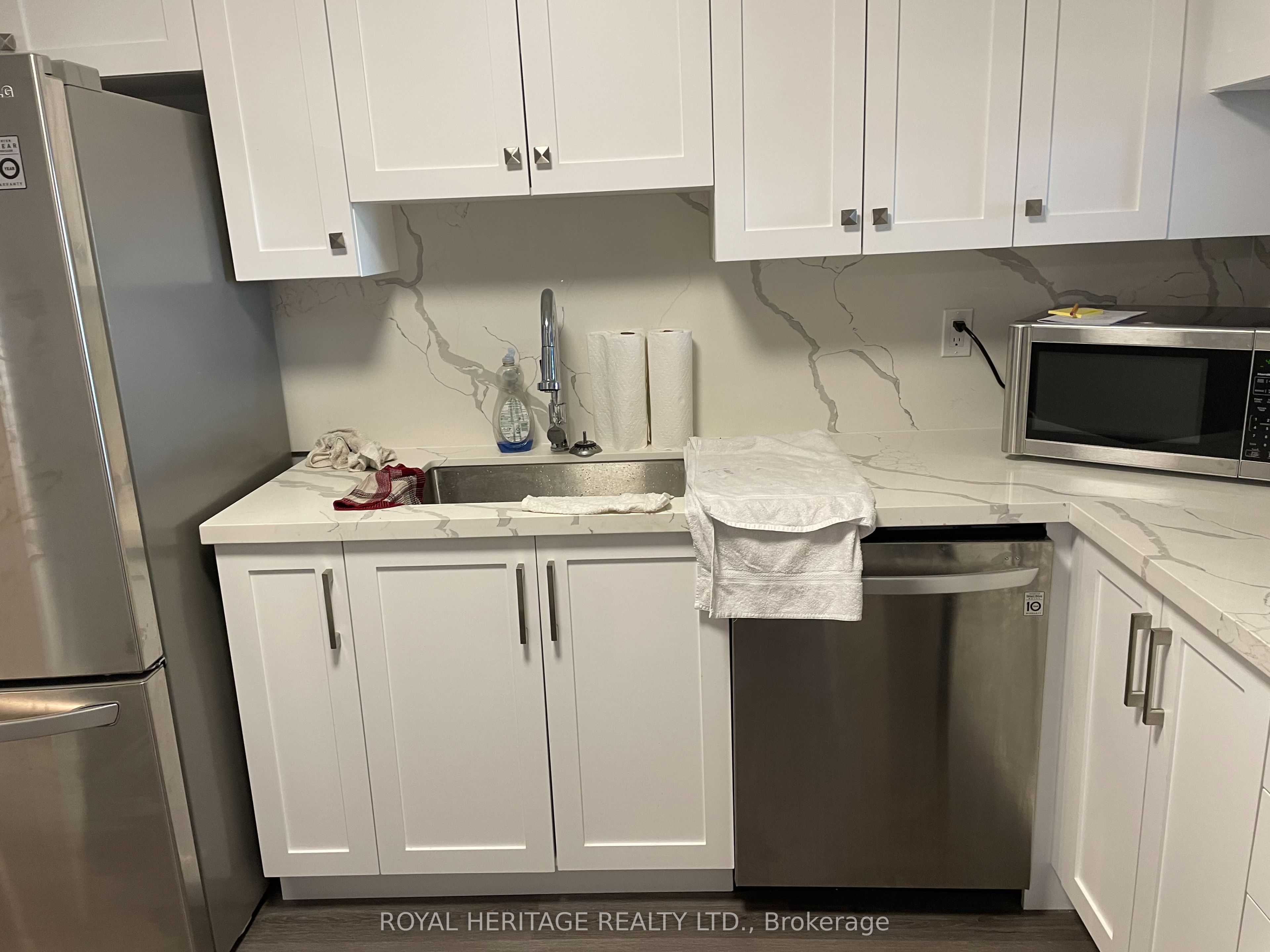 1890 Valley Farm Road 402, Pickering, ON L1V 6B4 photo 2