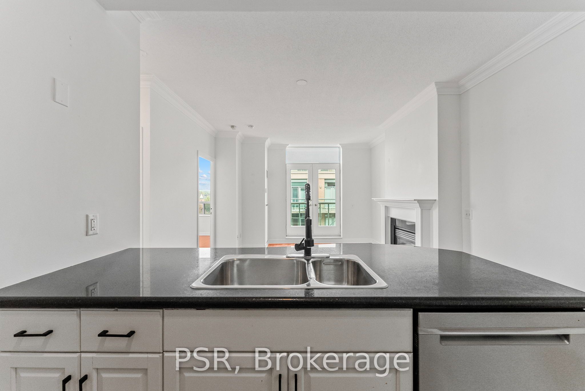 9 Boardwalk Drive 423, Toronto, ON M4L 6T1 photo 3