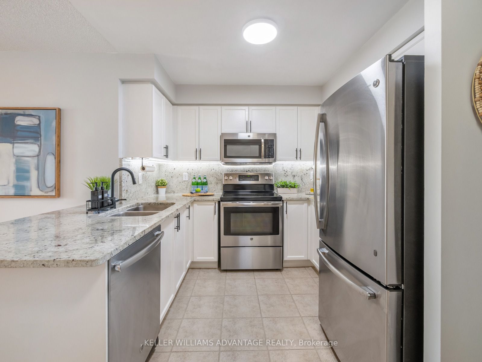 1733 Queen Street E 424, Toronto, ON M4L 6S9 photo 5