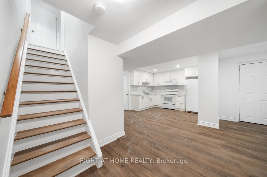 582 Carlyle Court Lower, Oshawa, ON L1H 6S2