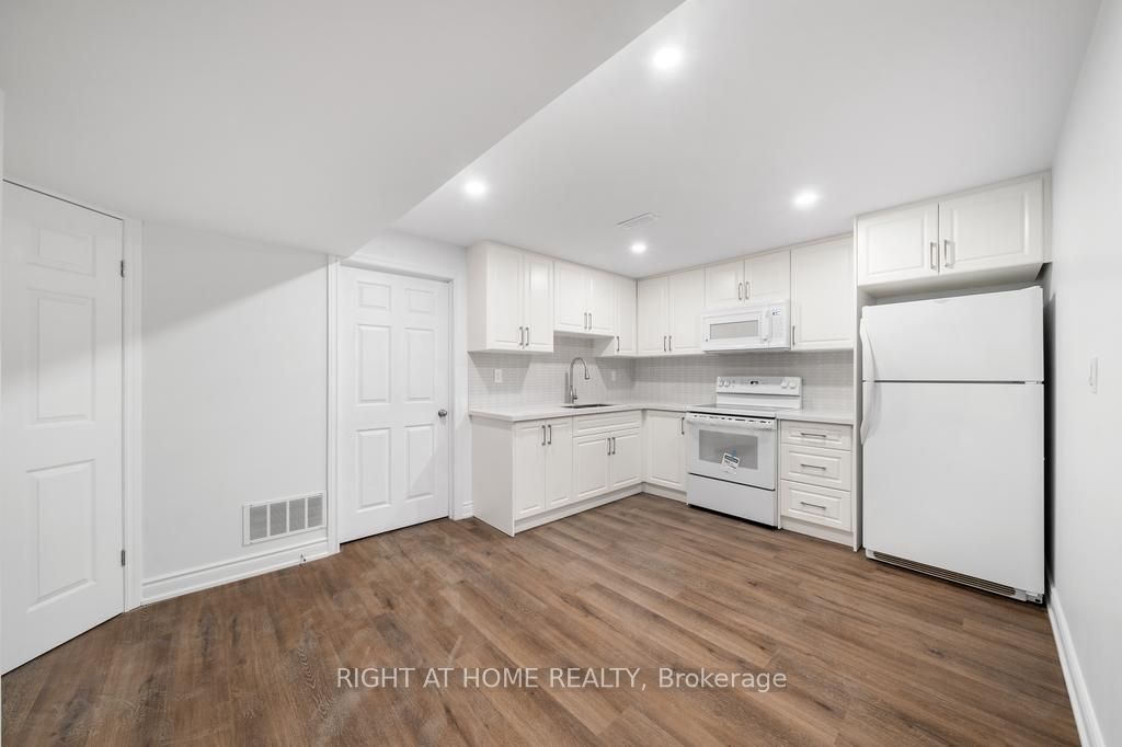 582 Carlyle Court Lower, Oshawa, ON L1H 6S2 photo 2