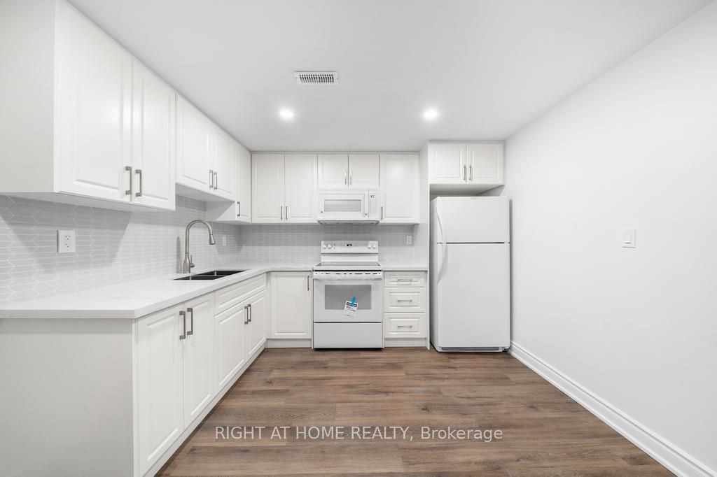 582 Carlyle Court Lower, Oshawa, ON L1H 6S2 photo 3