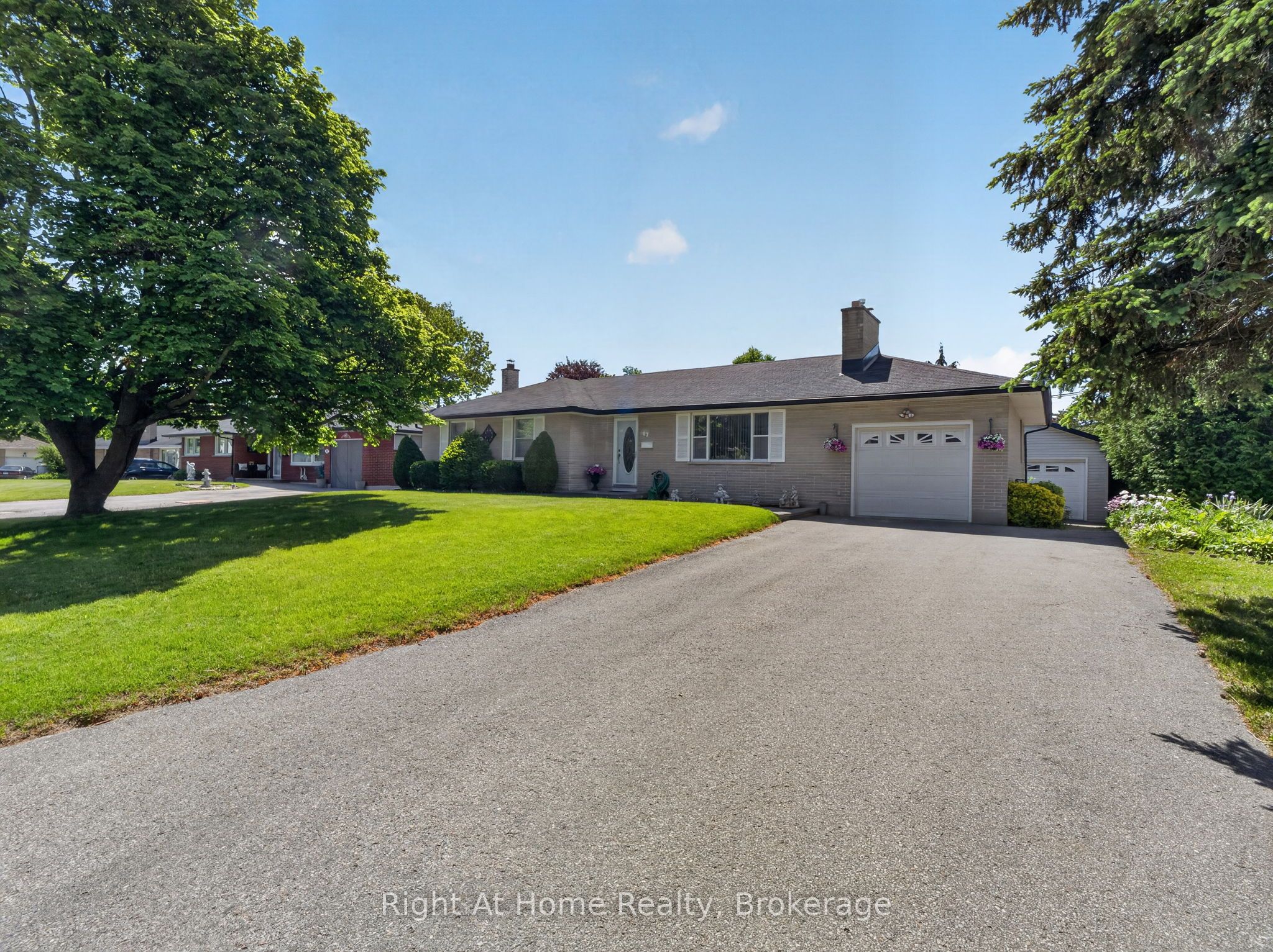 47 Churchill Avenue, Oshawa, ON L1G 3K5 photo 2