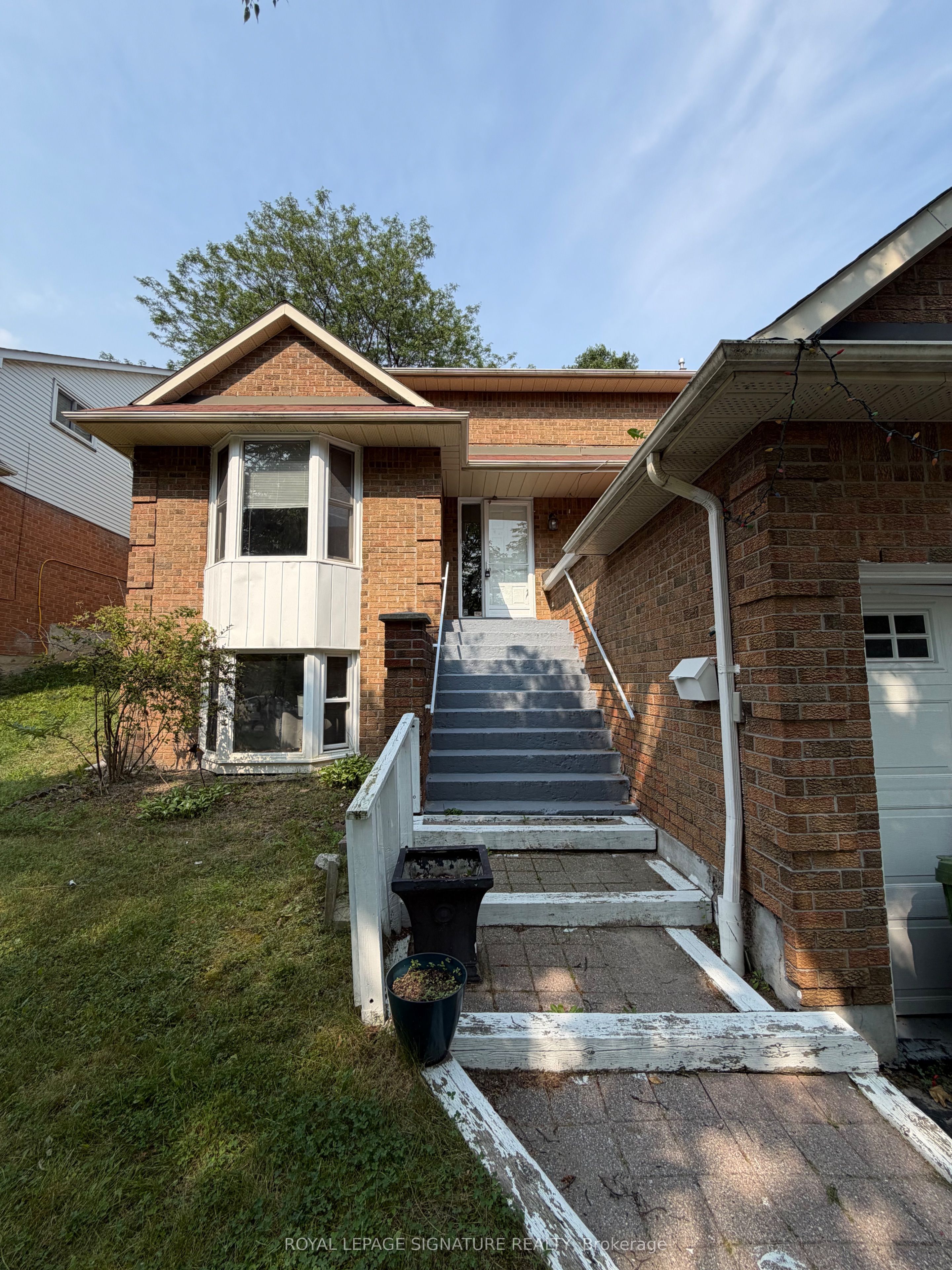 41 Broadbridge Drive Main and Upper, Toronto, ON M1C 3K5 photo 2