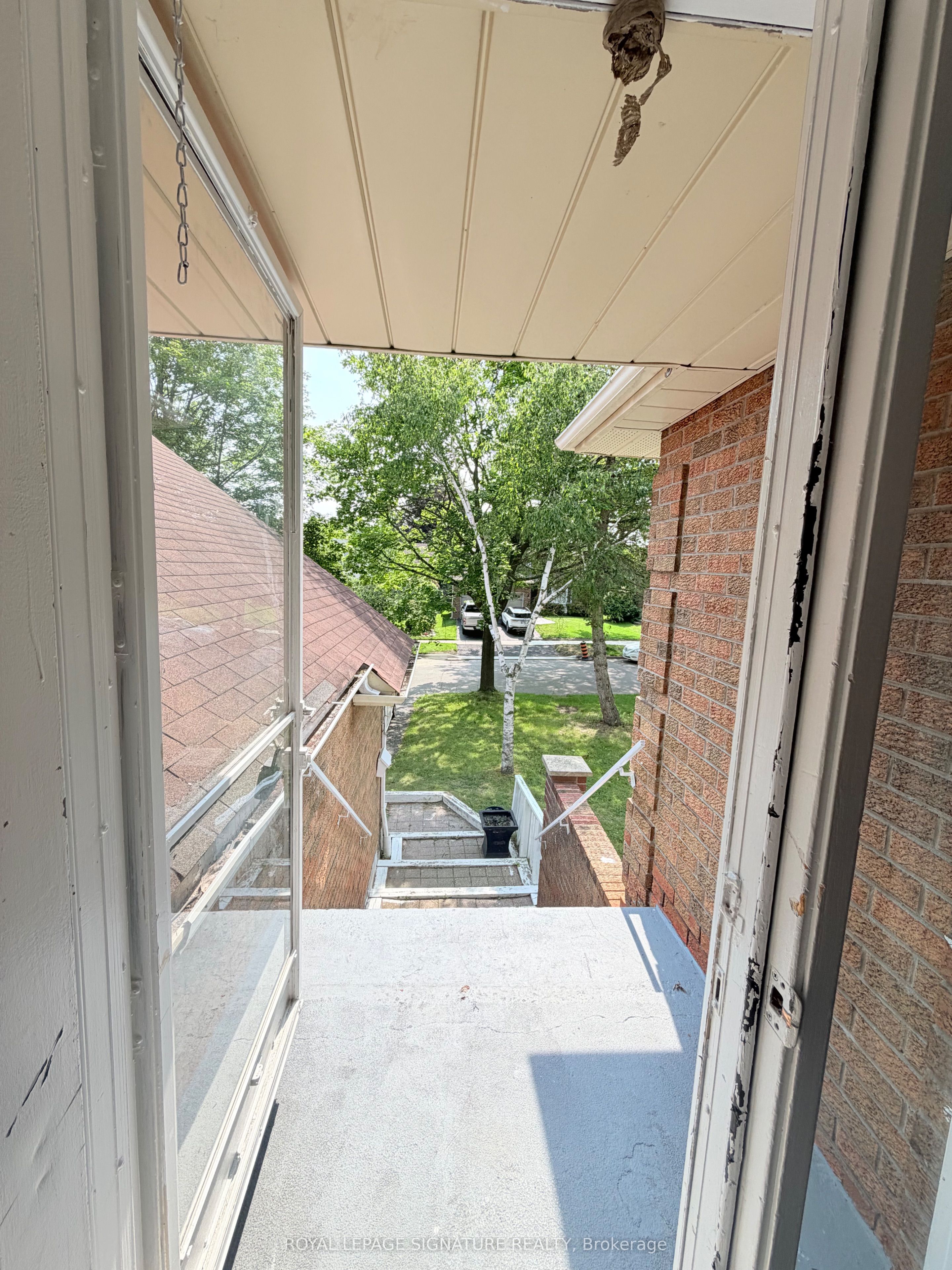 41 Broadbridge Drive Main and Upper, Toronto, ON M1C 3K5 photo 4