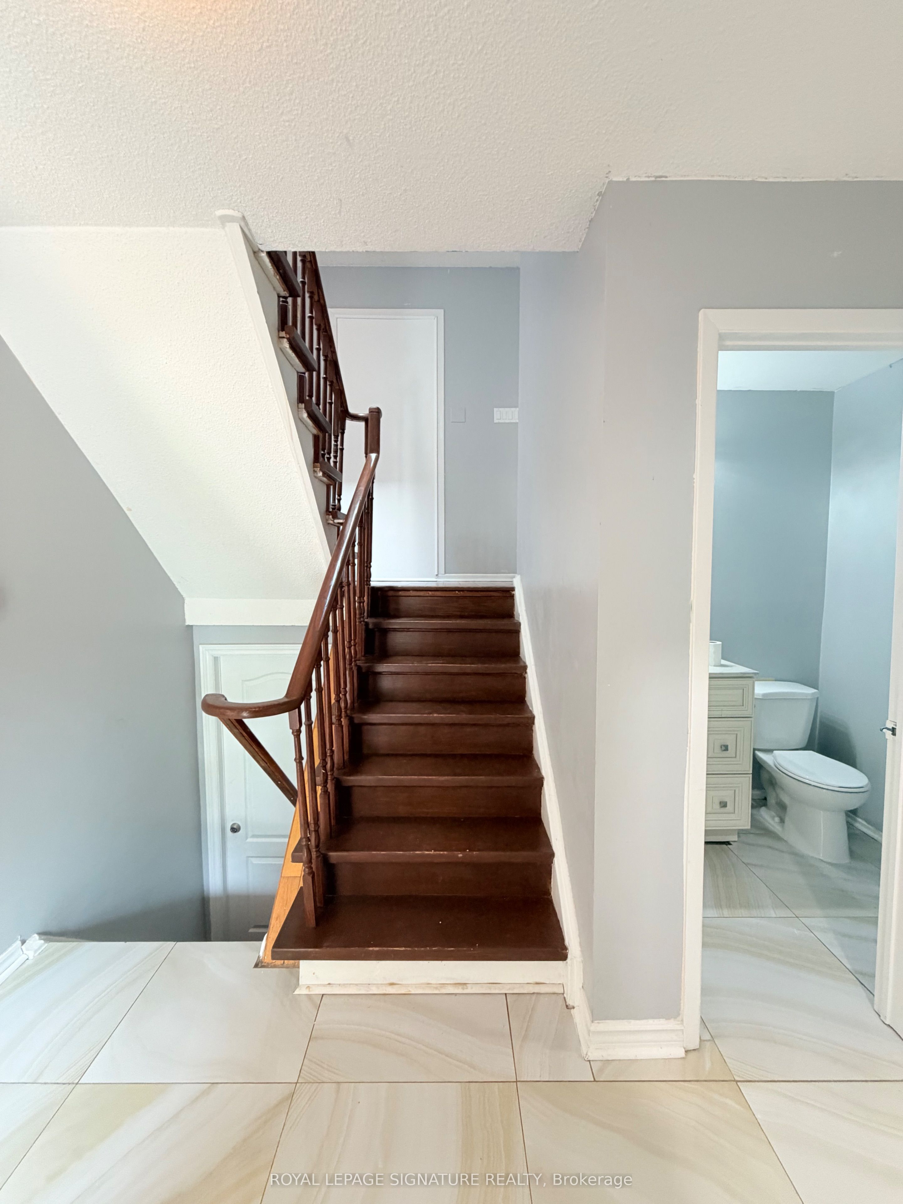 41 Broadbridge Drive Main and Upper, Toronto, ON M1C 3K5 photo 5