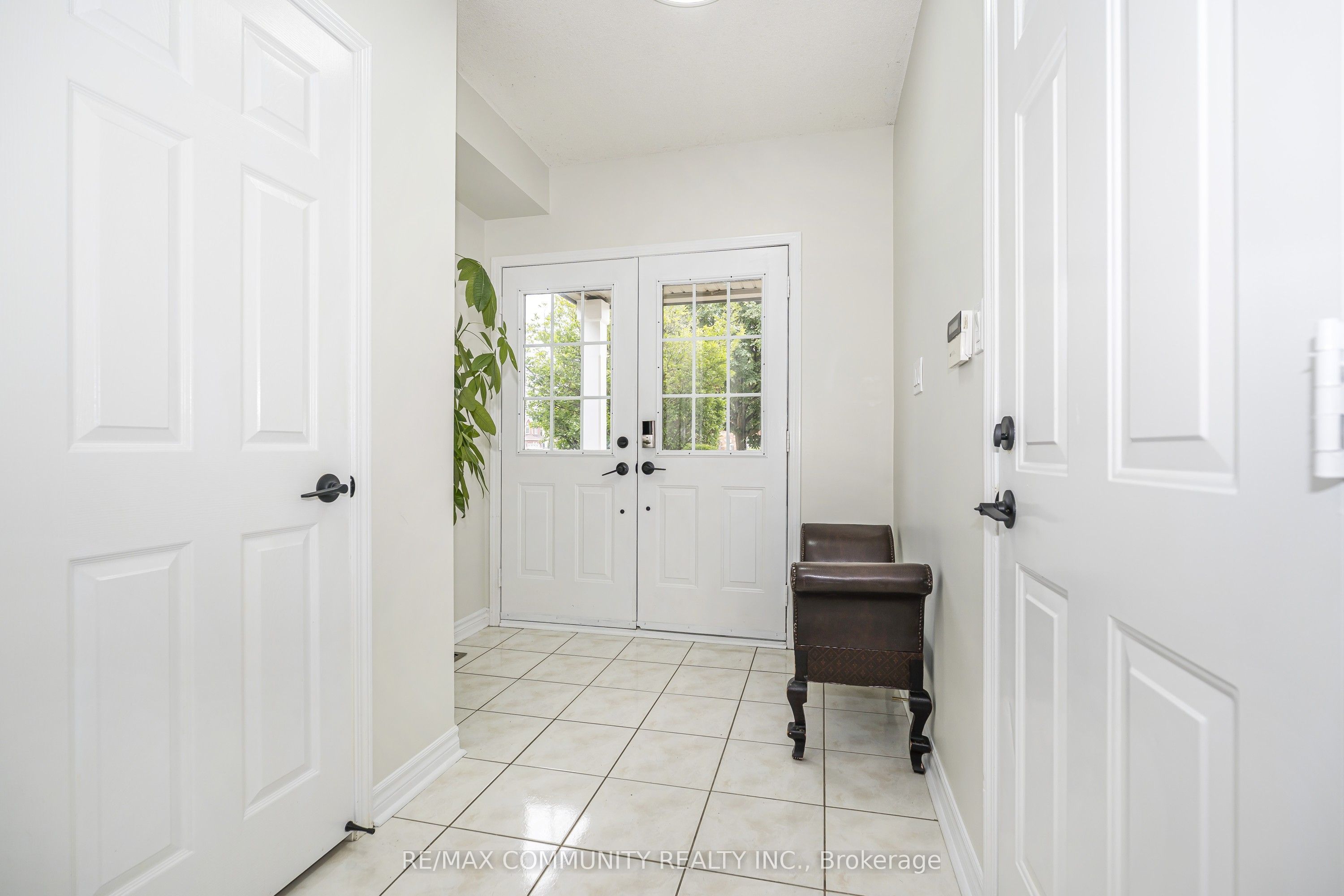 1597 Avonmore Square, Pickering, ON L1V 7H5 photo 4